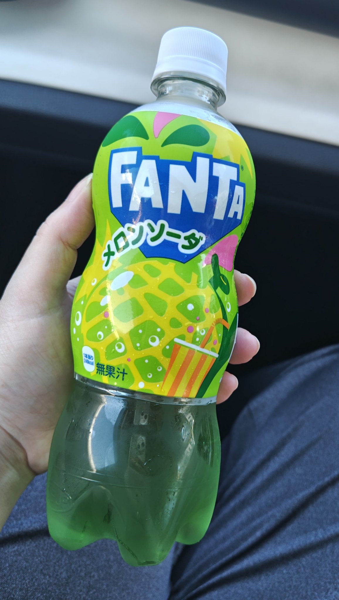 日本コカ・コーラ ファンタ メロンソーダのクチコミ「#今月の戦利品

出先で暑くて堪らなくなり、交換して貰いました
メロンアレルギーなので無果汁は.....」（1枚目）