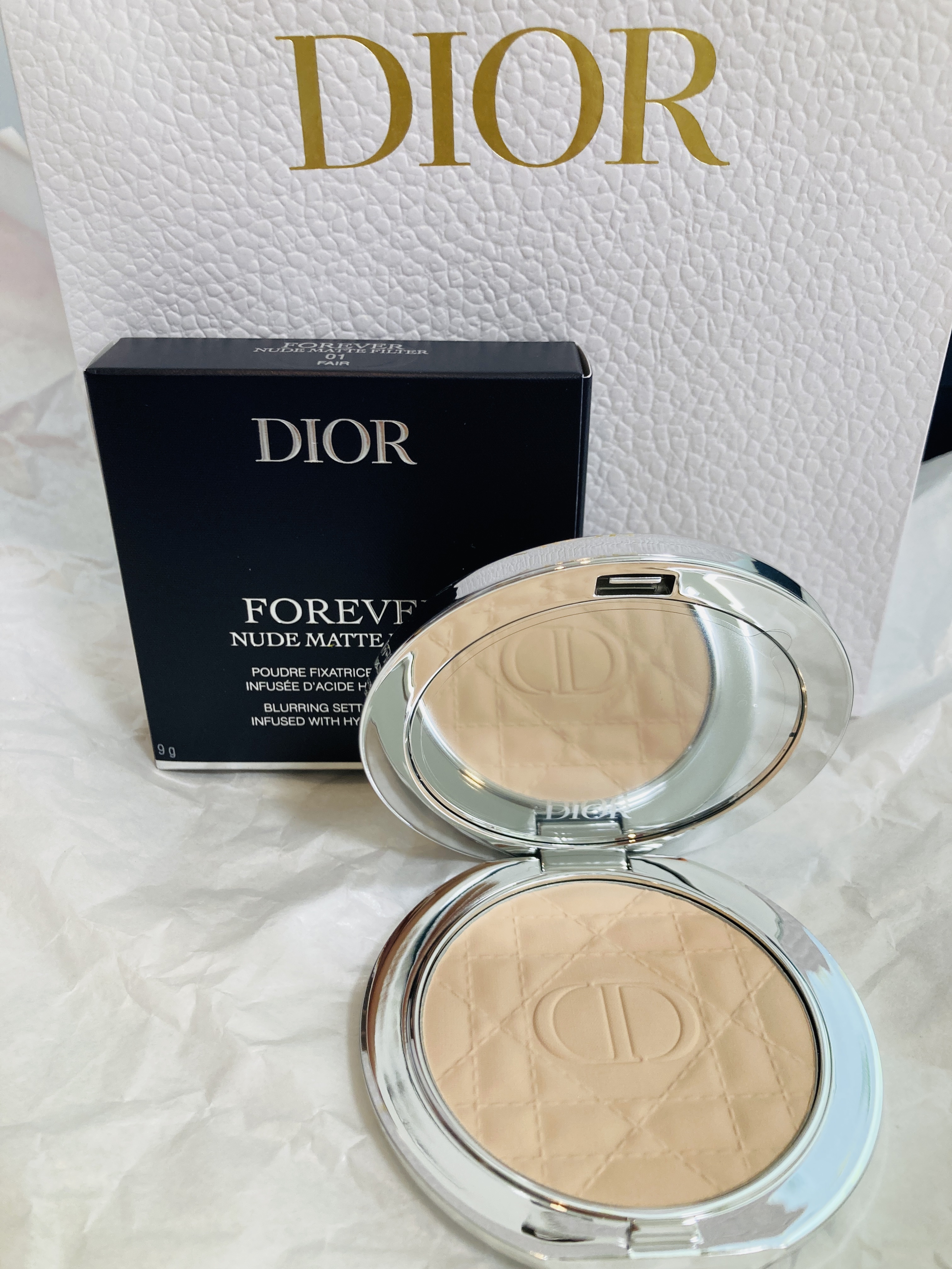 Dior ディオールスキン フォーエヴァー ヌード マット フィルターのクチコミ「毛穴を消してくれる優秀なパウダー。
重ね付けしてもキレイに仕上がりサラサラに。
小田切ヒロさん.....」（2枚目）