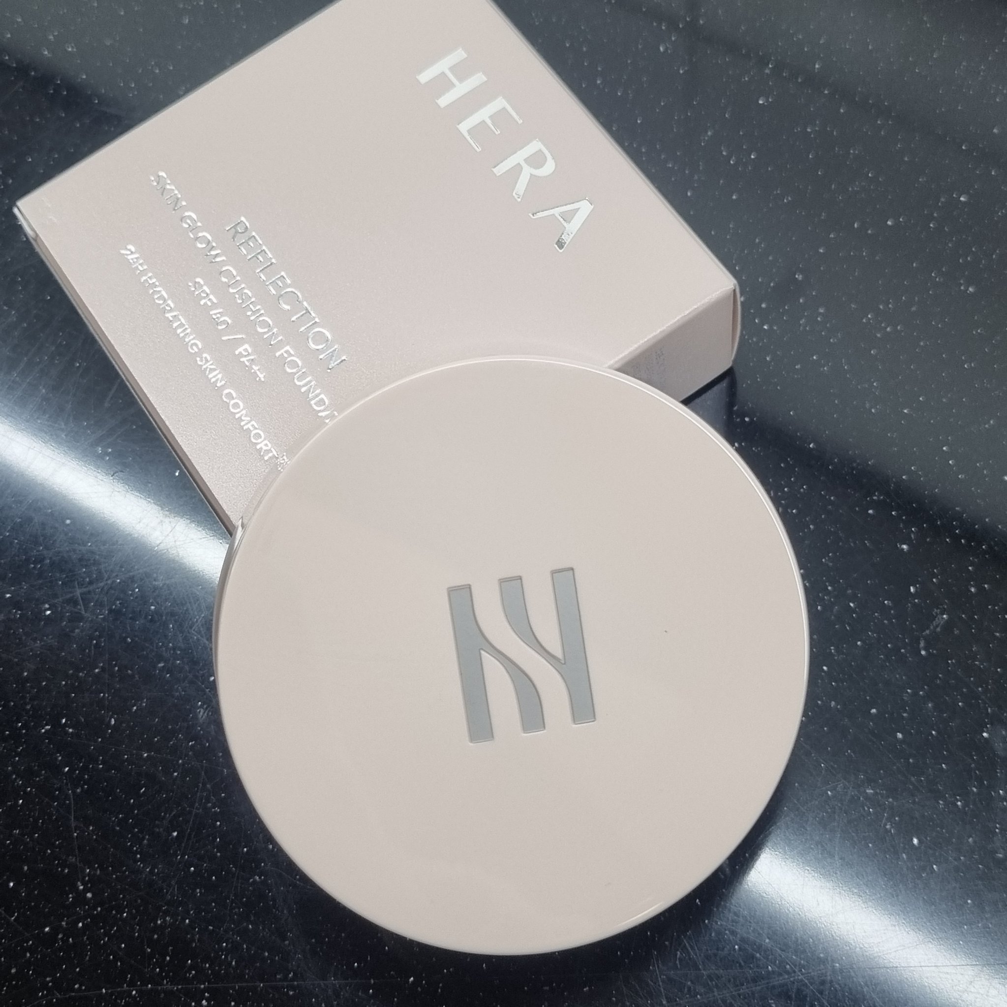 ナチュラルなつや肌に🤍✨️

HERA
リフレクション スキン グロウ クッション ファンデーション

以前リニューアル前の商品を使ったことがあって
今回はリニューアル後の商品のレビューです💗

まず個人的にHERAのク