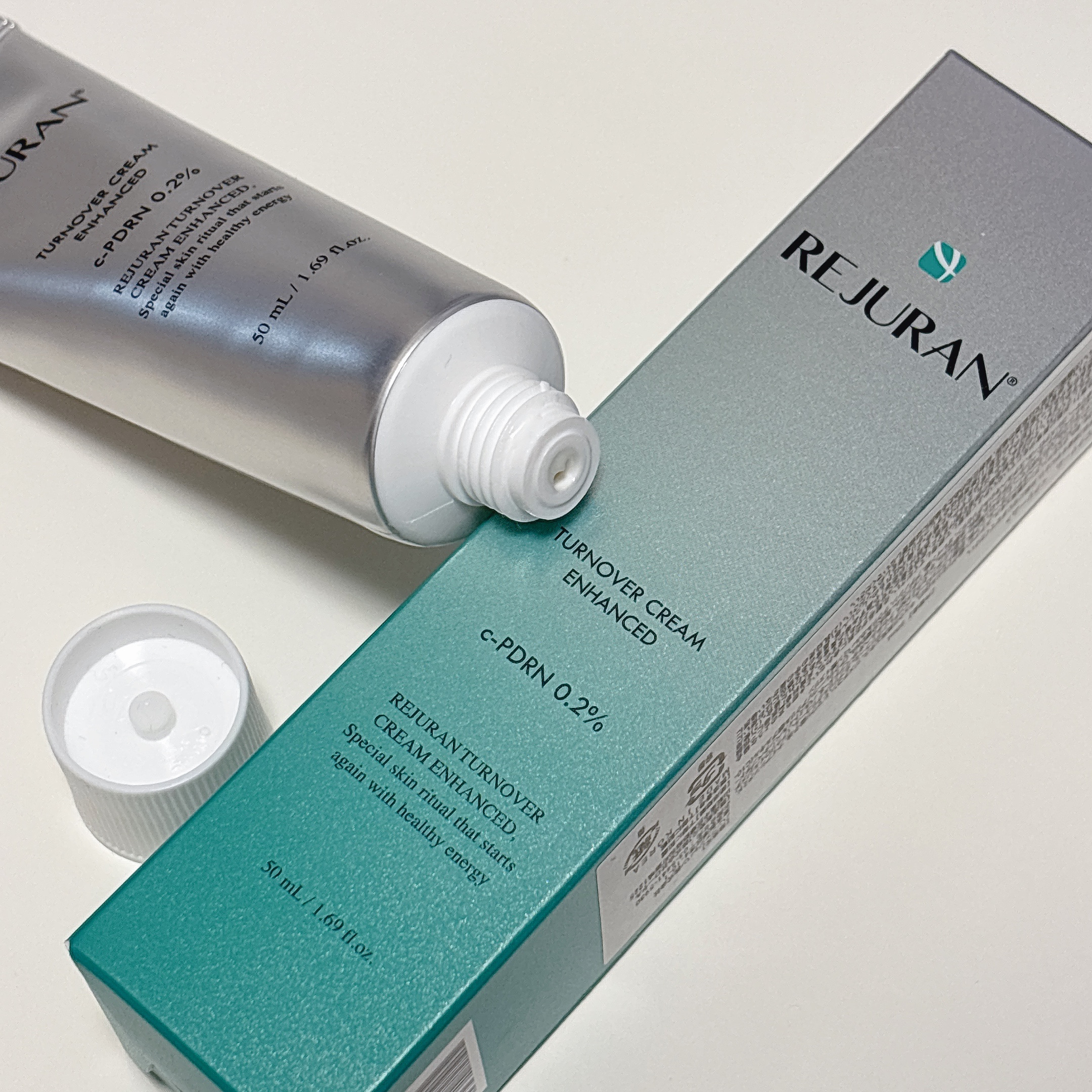 안녕하세요~ 엠입니다!!
こんにちは！えむです☺︎

今回はREJURANのターンオーバークリームエンハンストをご紹介します🩵

こちらは、ターンオーバークリームが今年リニューアルしたものになります✨

【使った商品】
REJURAN 