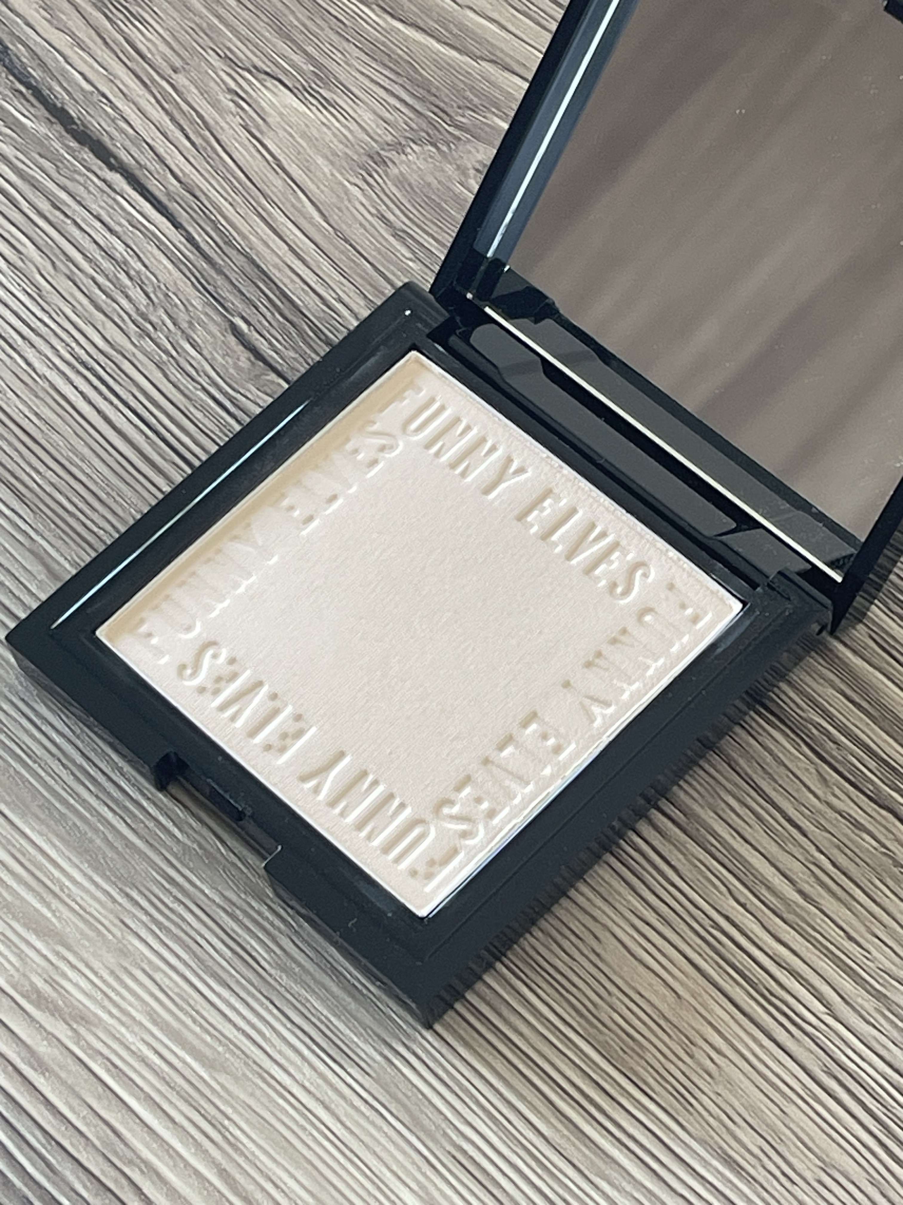 UVソフトマットプレストパウダー/FUNNY ELVES方里/プレストパウダーを使ったクチコミ（2枚目）