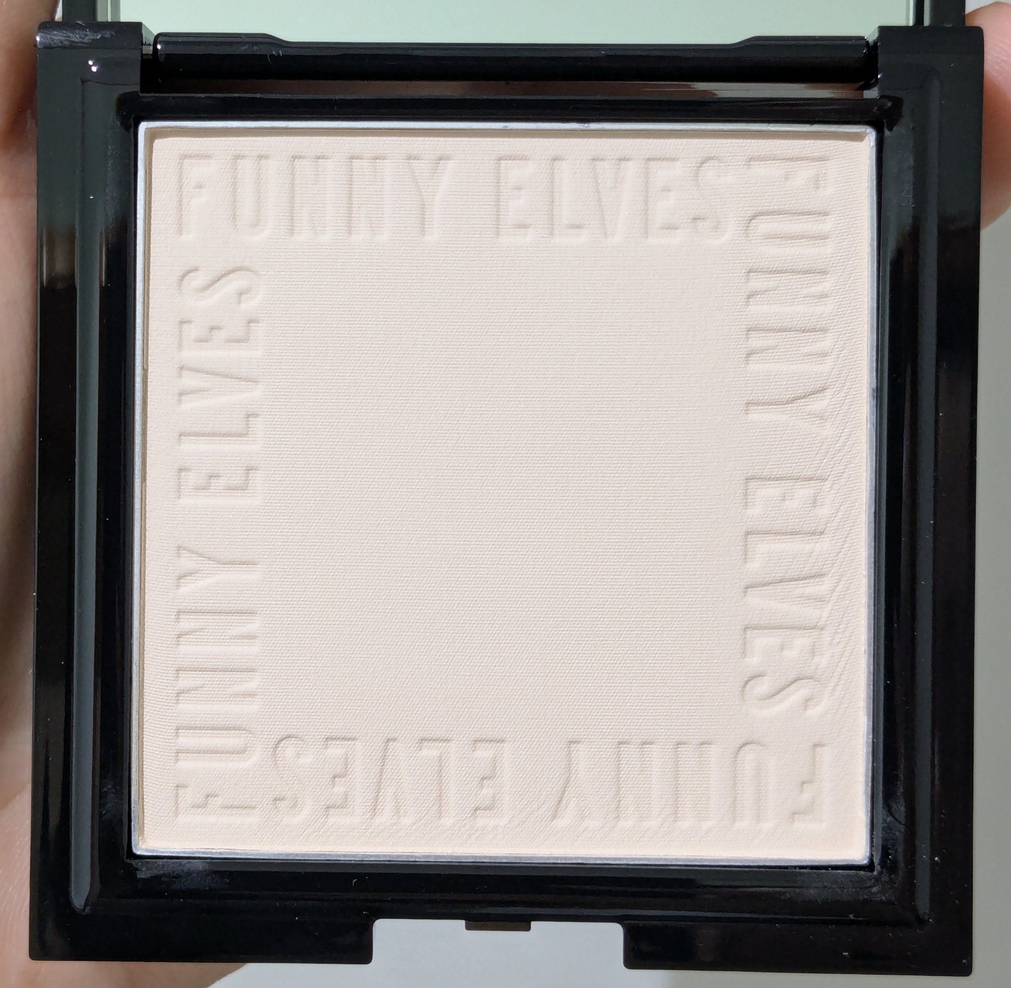 UVソフトマットプレストパウダー/FUNNY ELVES方里/プレストパウダーを使ったクチコミ（3枚目）