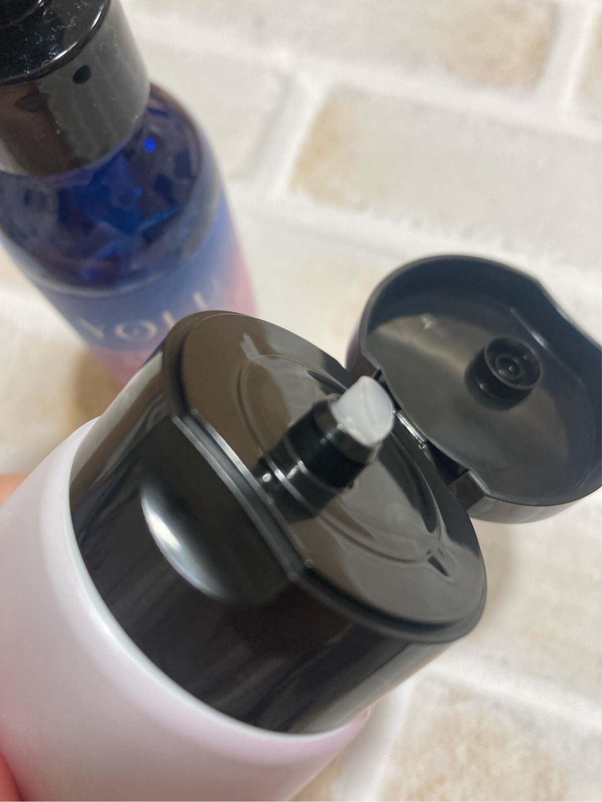 ナイトケアビューティーブランド
YOLU
香りが好きなシリーズ✨

睡眠中のダメージリスクをケアしながら、ひと晩中髪にうるおいを閉じ込める新処方にリニューアル🙌

【ヨル カームナイトリペアジェルヘアマスク】

分⼦量の異なる3種の浸透型