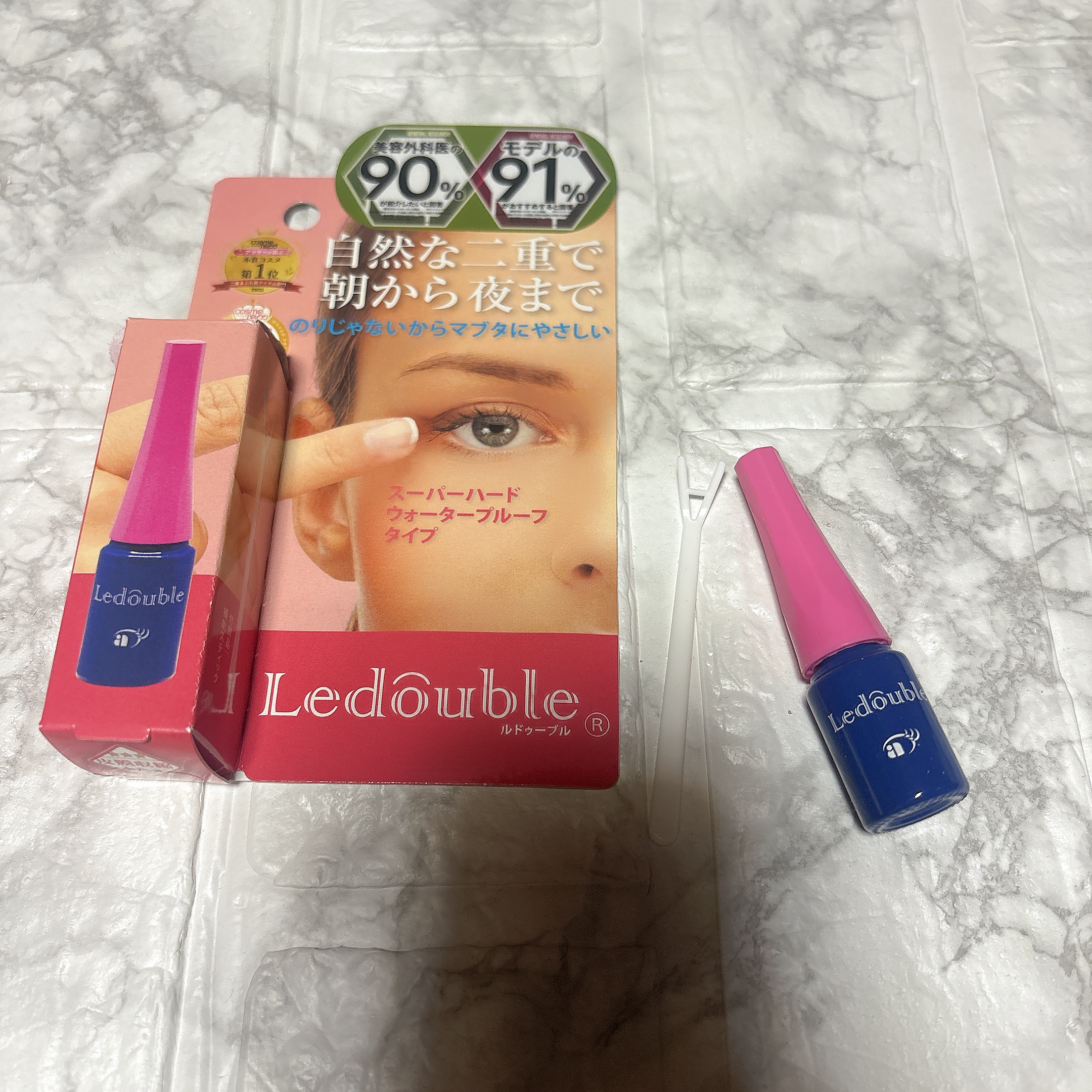 細い筆なので細かいところまで塗ることができて良かったです！
最初は白い液でしたがすぐに乾いて透明になるので目立たないのでよかったです！
まだメイクの上から使えるのも便利で助かりました！