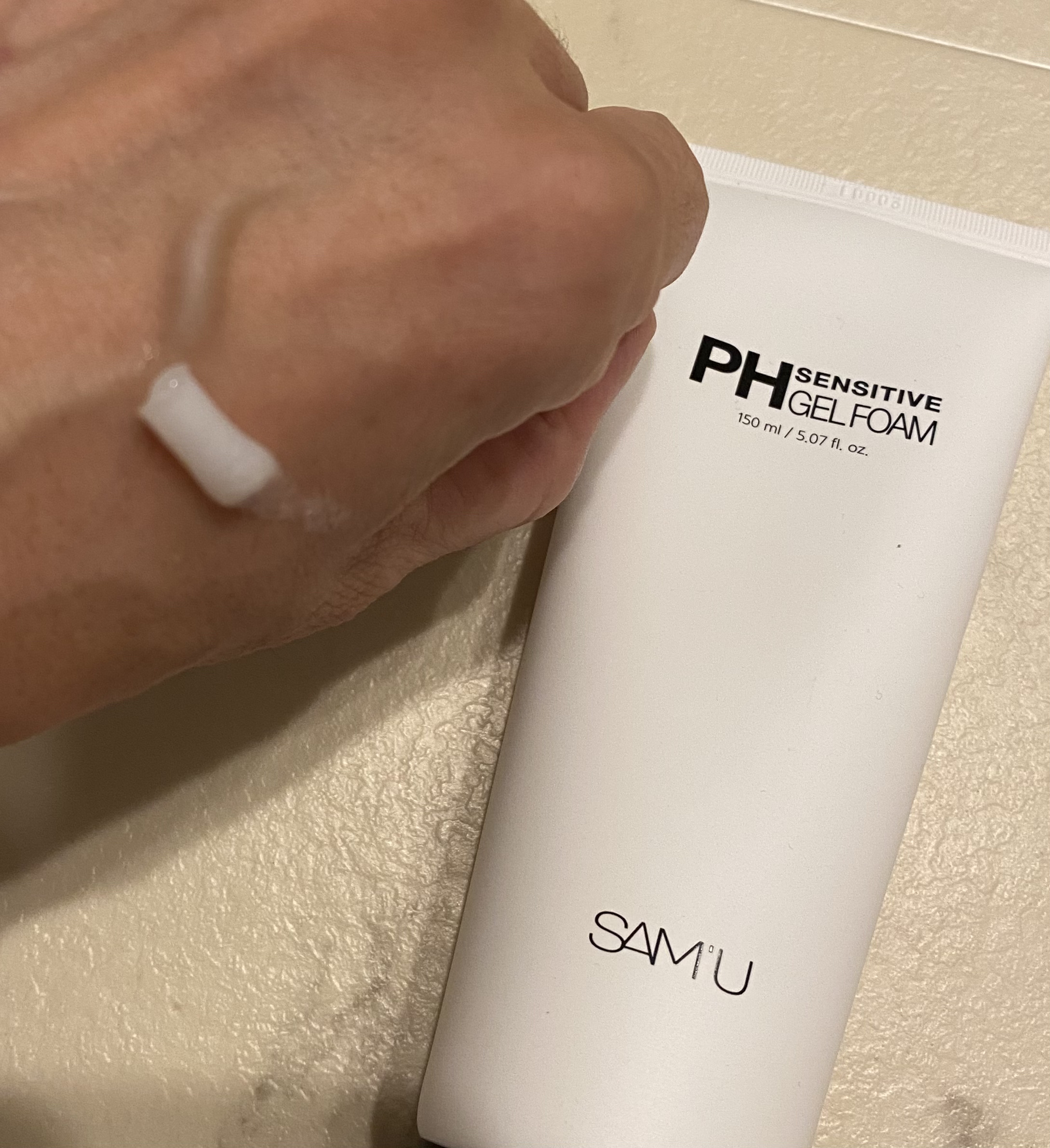 ⭐️SAM'U　PHセンシティブジェルフォーム　#提供

セラミド成分が水分蒸発を防ぎ、洗顔後もつっぱりなくしっとりうるおう洗顔をサポートする刺激の少ない弱酸性水分バリアクレンザー

弱酸性の洗顔ですが、手で泡立てても泡立ちがいいです。柔ら