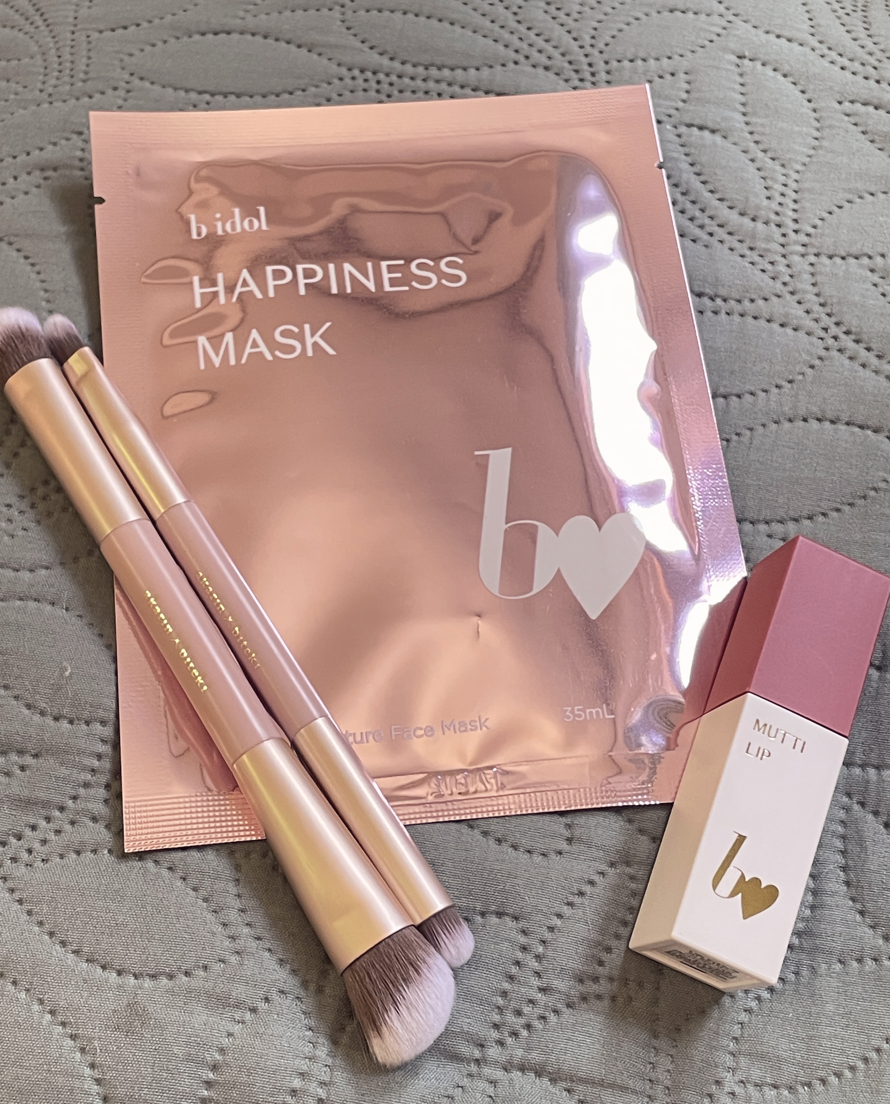 美的 2025年10月号

おかえりピンク版💄

BIDOLのマットリップとブラシ2本とマスクがついたお得な付録✨

マルチブラシは上下にブラシがついているので4種類使える🫶コシのある筆です！

2番目に細いリップブラシが特に良いです！