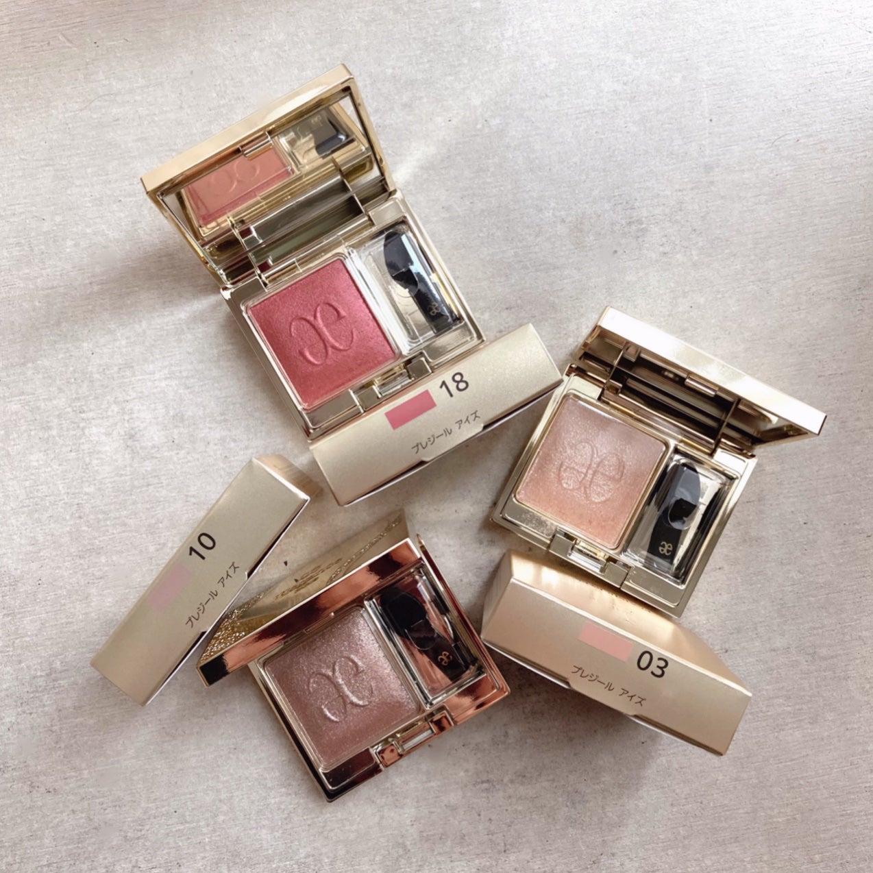 エレガンス プレジール アイズ/Elégance/単色アイシャドウを使ったクチコミ(2枚目)