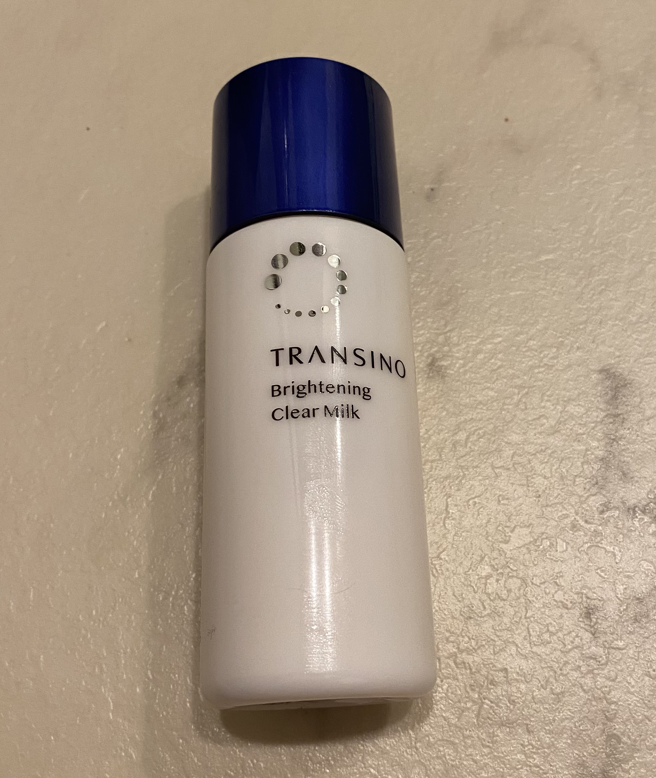 ⭐️トランシーノ　トランシーノ薬用ブライトニングクリアミルク

@コスメで当選しました🎁

ゆるいクリームに近いくらいのテクスチャーで、伸ばしやすいです。乳液ならではの肌にしばらく残る感じがあり、若干ペタペタ感が残ります。脂性肌よりの混合