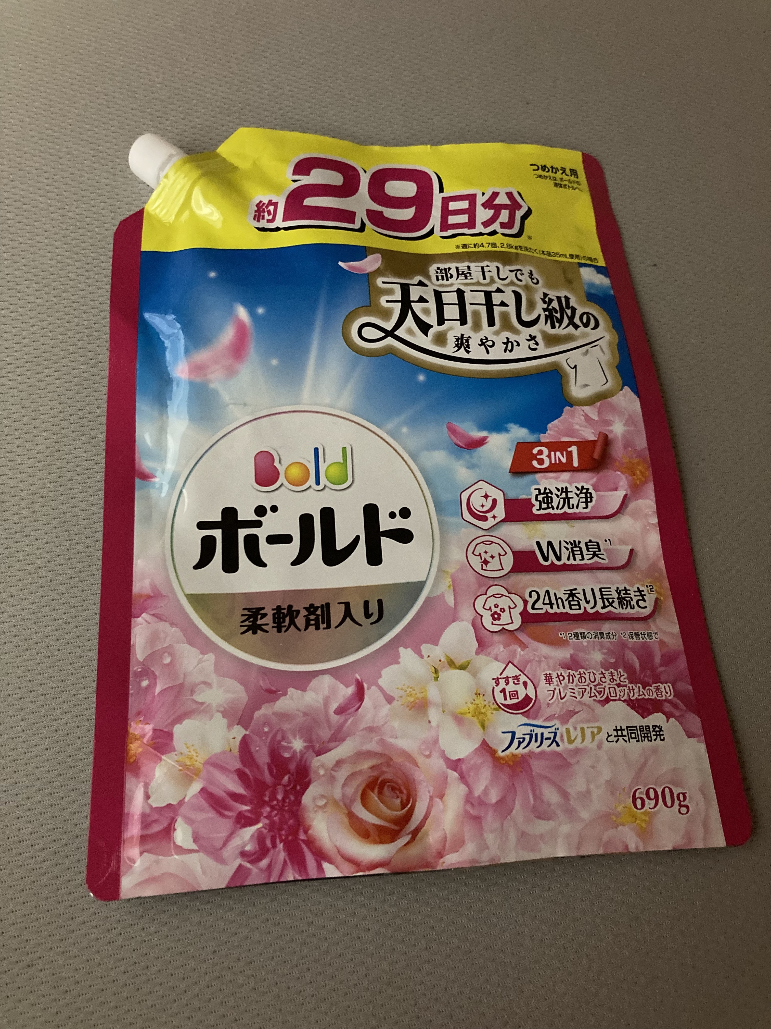 P&G ボールド
〈弱アルカリ性〉

洗剤の色がピンクで可愛いです。

様々な洗剤を使ってみていますが、P&G製品の香りがめっちゃ良く1番大好きでお気に入りの洗剤です。

ただ、価格が特価でも少し高いので、ちょっとずつ大切に使いたいです。
