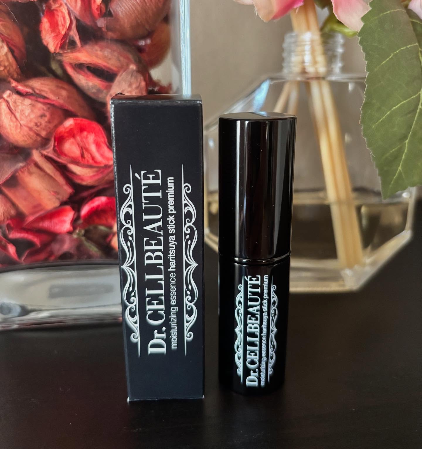 1品5役が叶うスティック美容液✨️

整形級コスメ ！
潤い美容液ハリツヤスティックプレミアム

① ハイライト
② 保湿美容液 (62種類の美容成分)
③ UV対策 (SPF18,PA++)
④化粧下地
⑤ 毛穴カバー

独自の水光ライテ