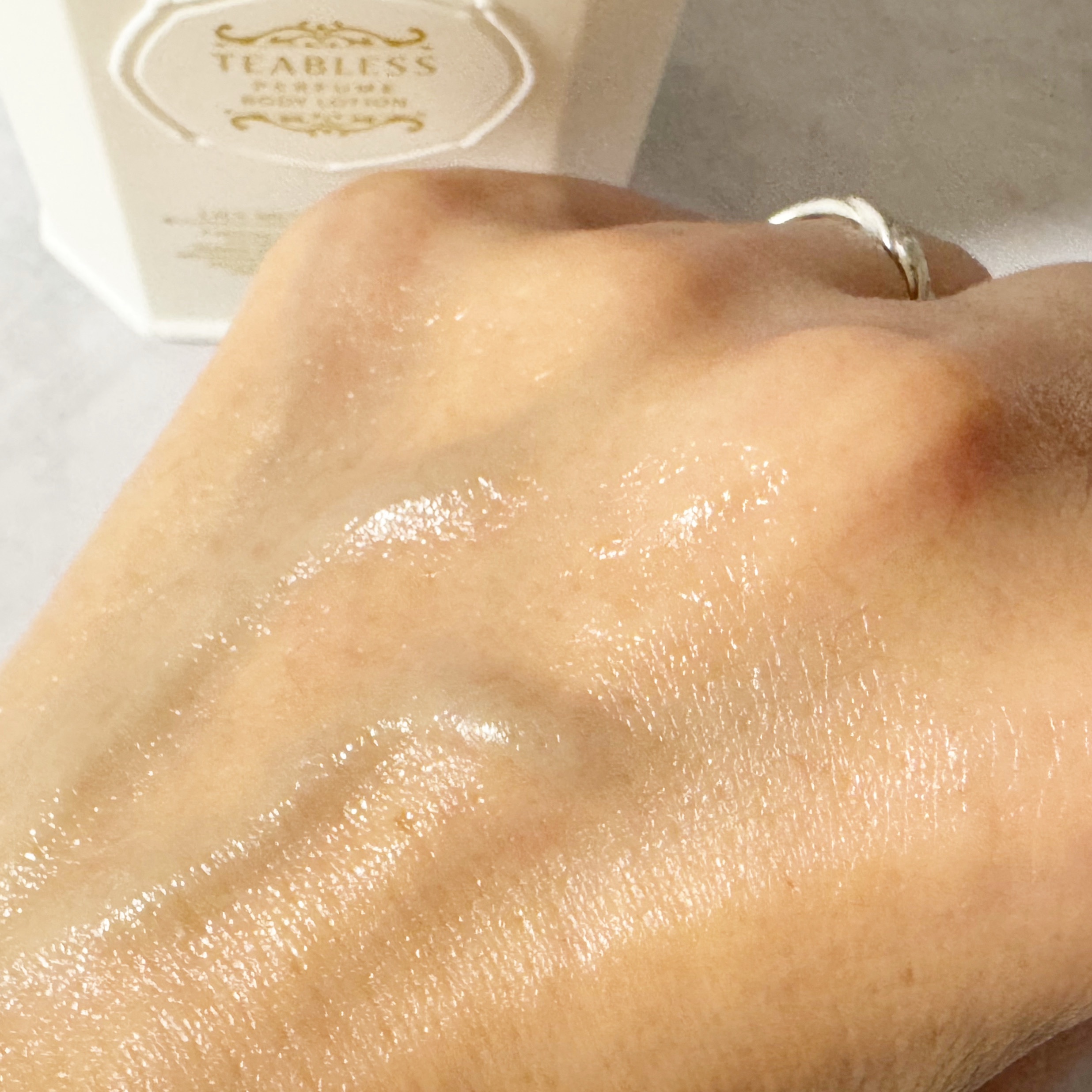 パフュームボディローション リリィムスクホワイトティー/TEABLESS/ボディローションを使ったクチコミ（3枚目）