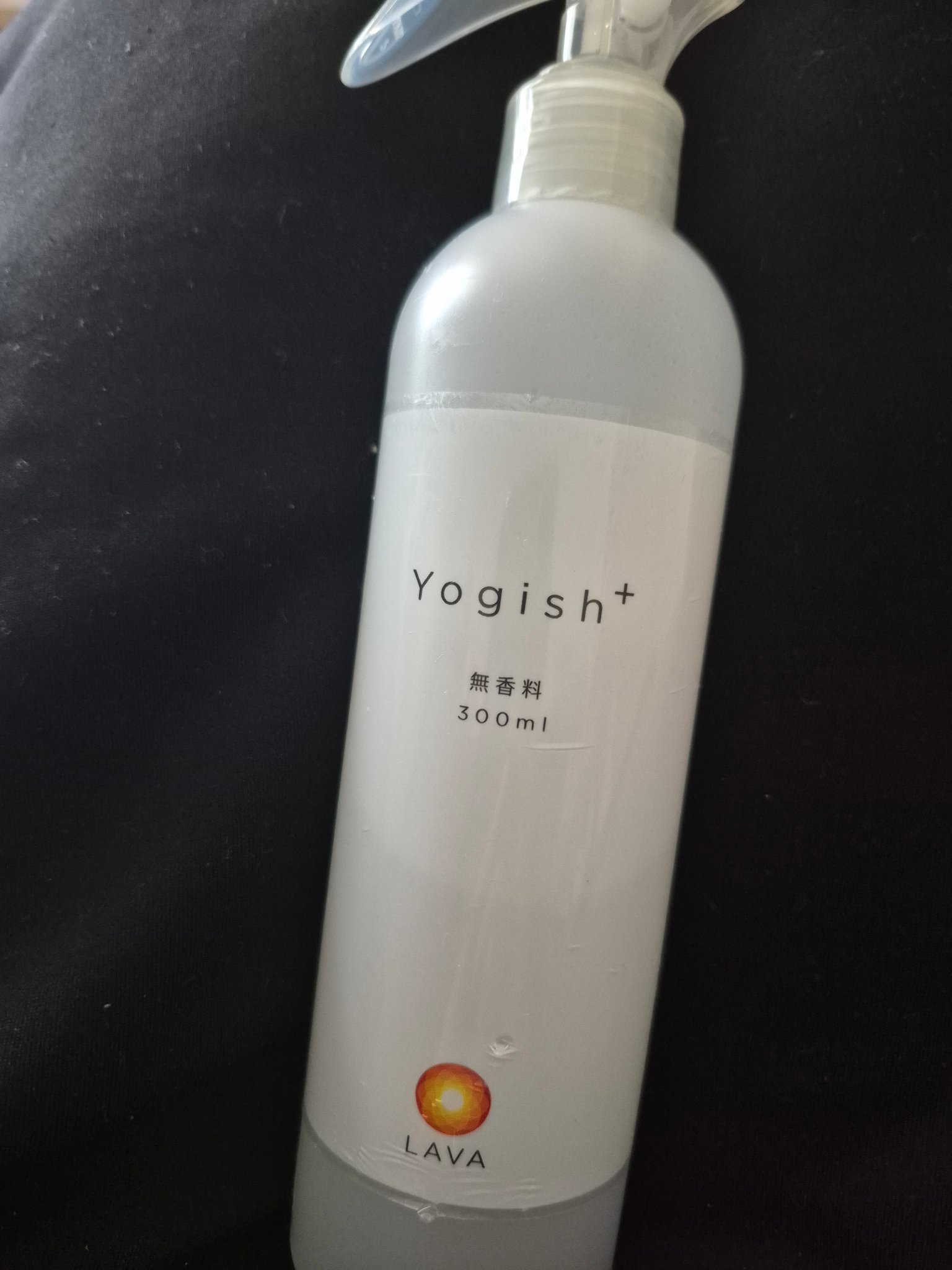 Lavaのヨガマットに使うアルコールスプレー💙
でも最近はヨガ🧘ができていないので
お家のフロア掃除で使ってます😆🤣
さっとスプレーかけてふきとり。これだけで綺麗に✨