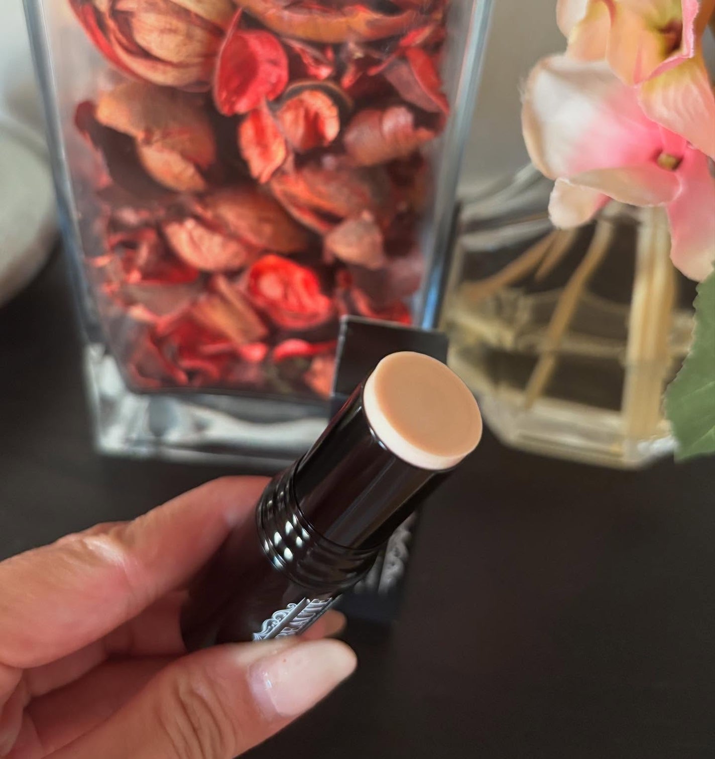 mochi ♡ →フォロバ on LIPS 「1品5役が叶うスティック美容液✨️整形級コスメ!潤い美容液ハリ..」(2枚目)