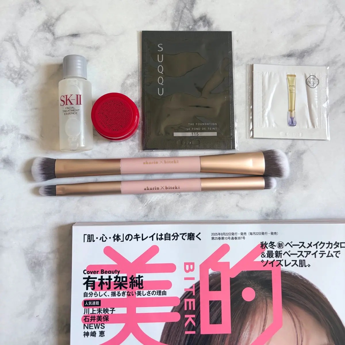 今月購入の美容雑誌は…
美的10月号　通常版
アカリンのブラシが欲しくて🥰
柔らかくて肌あたり良さそう！
SK-IIは小さかった…でもSK-IIだから仕方ないよね🙂‍↕️