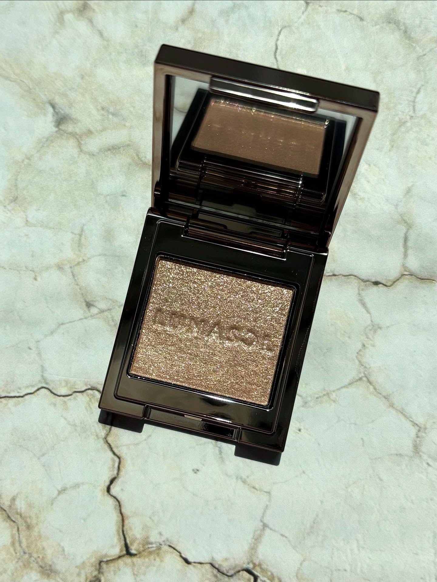 ルナソル モノアイカラーレーション 10 Sunlit Shower/LUNASOL/単色アイシャドウを使ったクチコミ（2枚目）