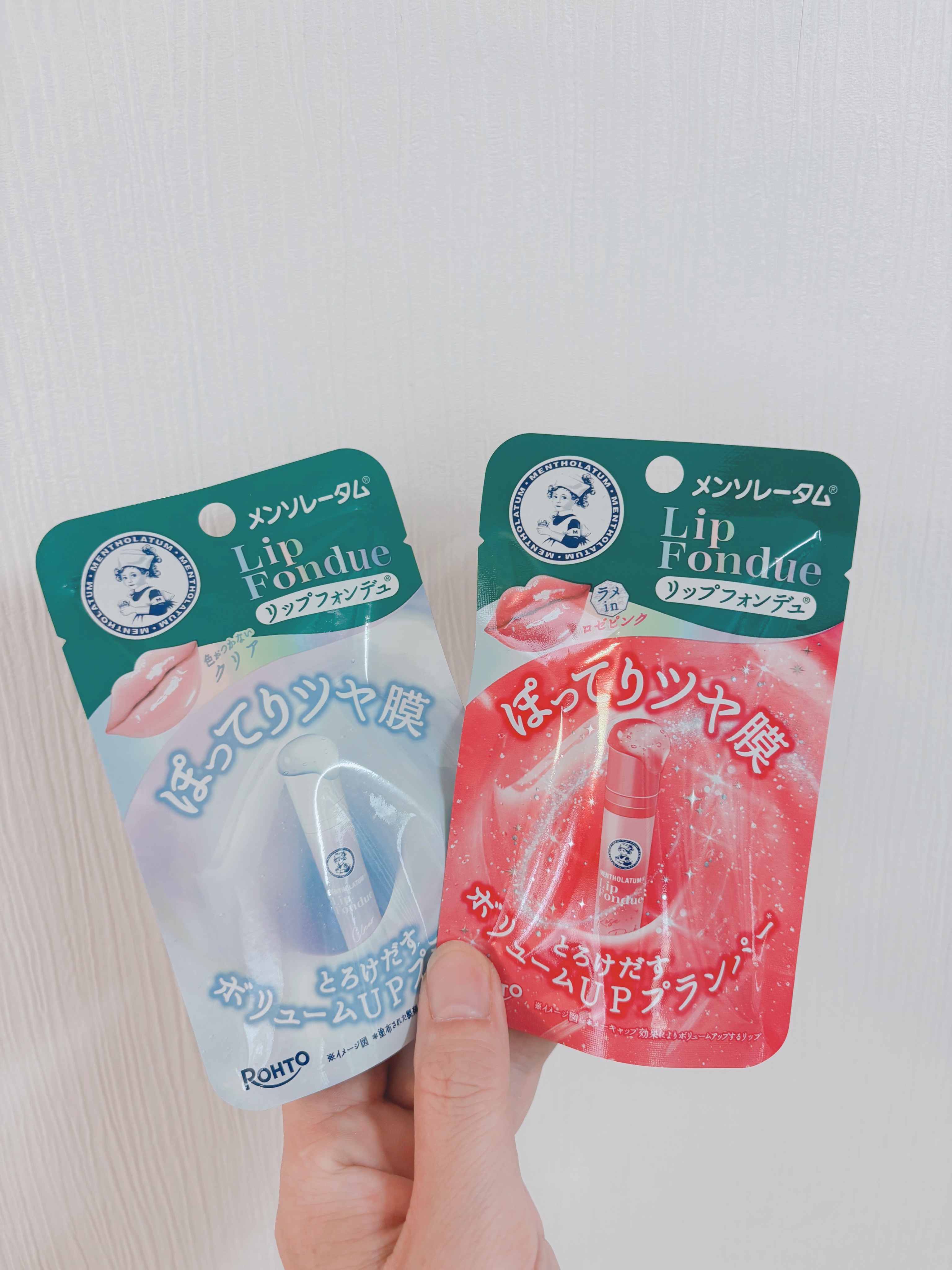 【コスメレビュー】
⁡
今まで何度か色付きリップを
試してきましたが、
発色がイマイチで大分ご無沙汰。。。
Instagramで話題のこちらが気になり、
最近美容意識高めの長男と一緒に購入したので紹介します♪


メンソレータム

（左）
