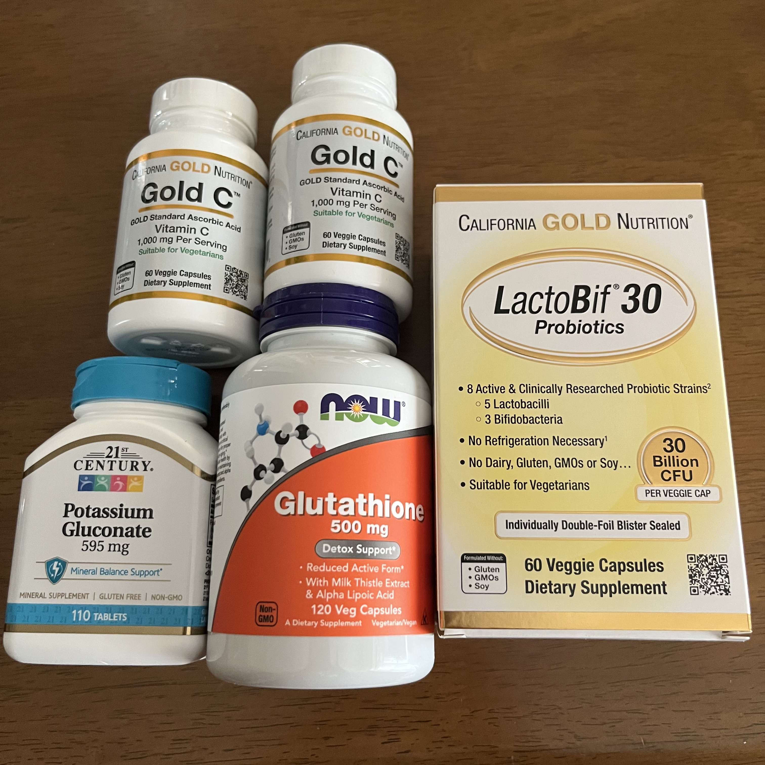 飲み始めたサプリ🫶

ビタミンを飲んだり飲まなかったり（意味ない）するくらいでしたが、最近毎日こちらを飲んでおります👍

まだ飲み始めなので、効果を感じるのはまだ先ですが右側の腸内環境を整えるものは便秘の家族が毎日出るようになったと言っ