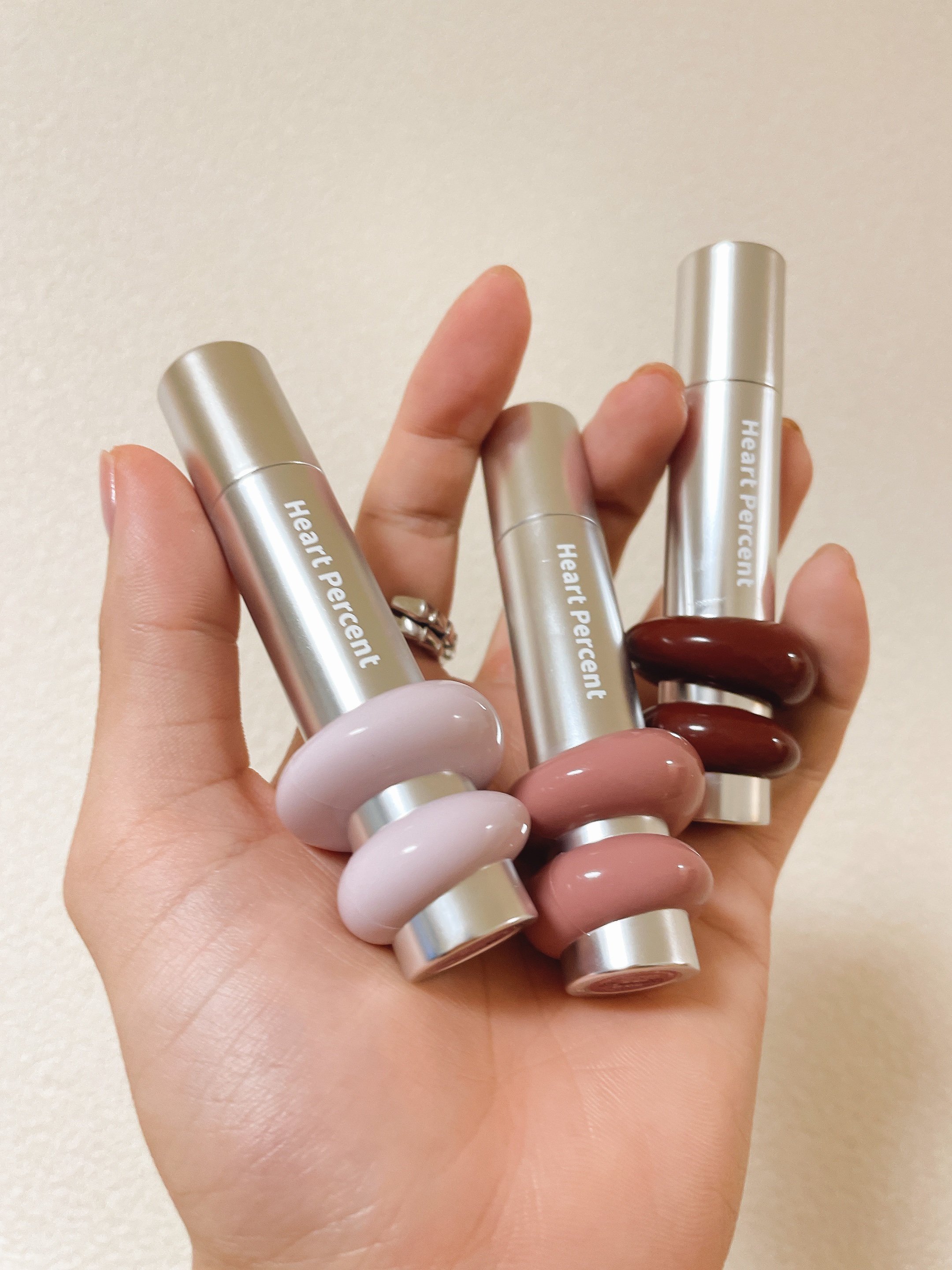 ハートパーセントから
ドットオンムードワンウェイ グロイティントのブルベカラー02,11,12をいただきましたー！

塗った後にティントの上にグロスがレイヤリングされるフルーツ飴リップメイクができちゃう…！
2色の組み合わせもグラデ作れてオ