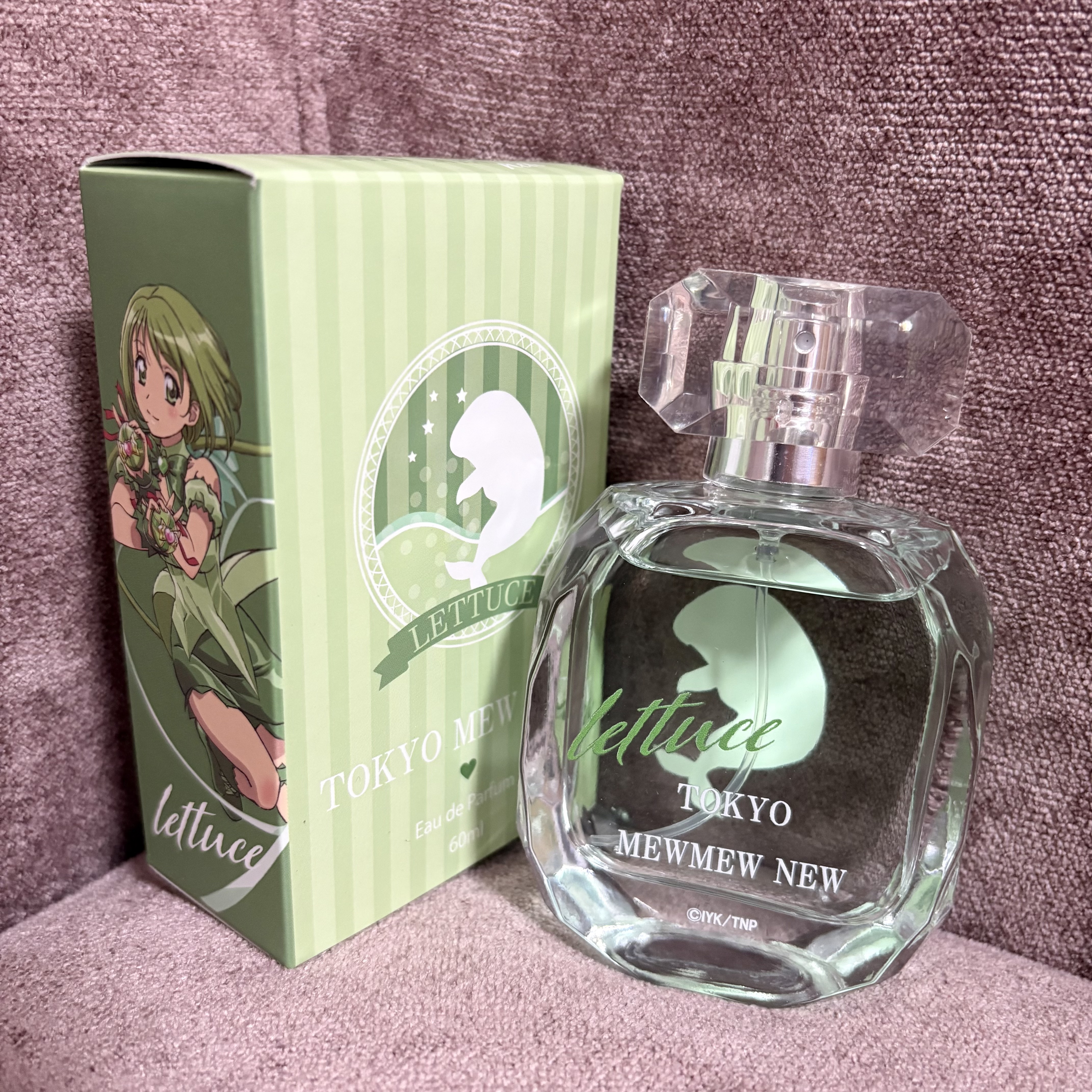 東京ミュウミュウにゅ～♥
オードパルファム
碧川れたす
容量：60ml
価格：3,850円（税込）

瑞々しいと花々の香りはれたすの優しさを、凛とした洋梨の香りは変身後の「水」のイメージと普段は控えめな性格なれたすが、地球のために戦う芯の強