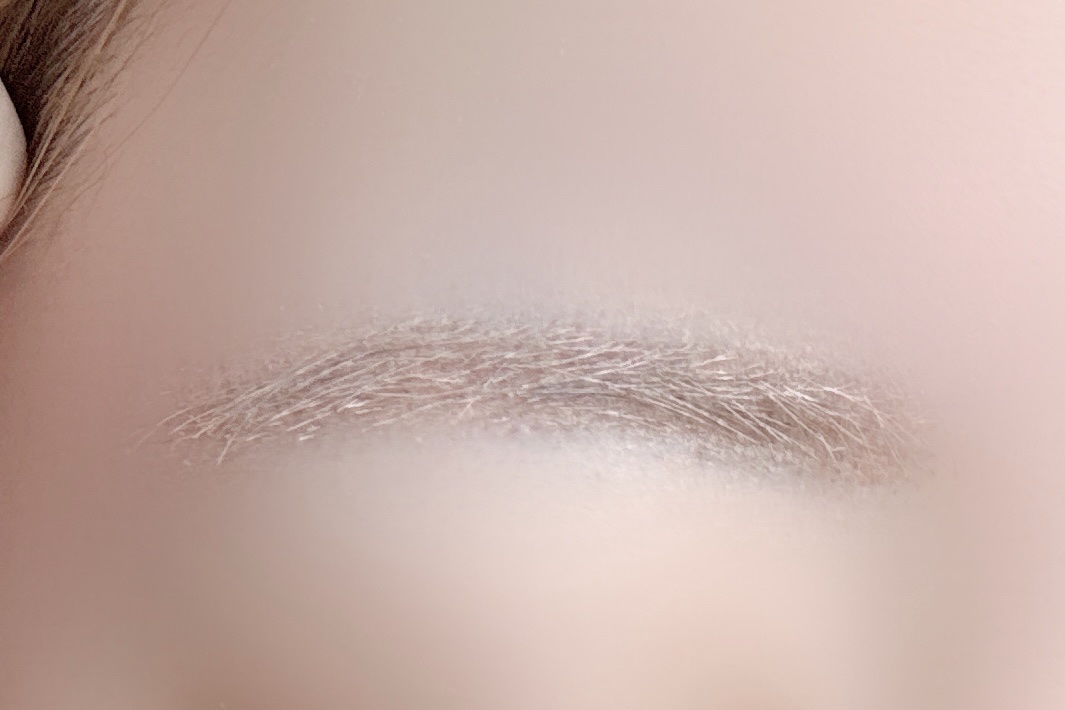 rom&nd ハンオールブロウカラ
09 SAND GREY

プラザオンラインで先行販売していて
購入しました🛍️


ミルクティーベージュにさらに白みを
足した感じ…！
発色はかなりいいと思いますが、発色が
いいからこそ塗れてないとこ