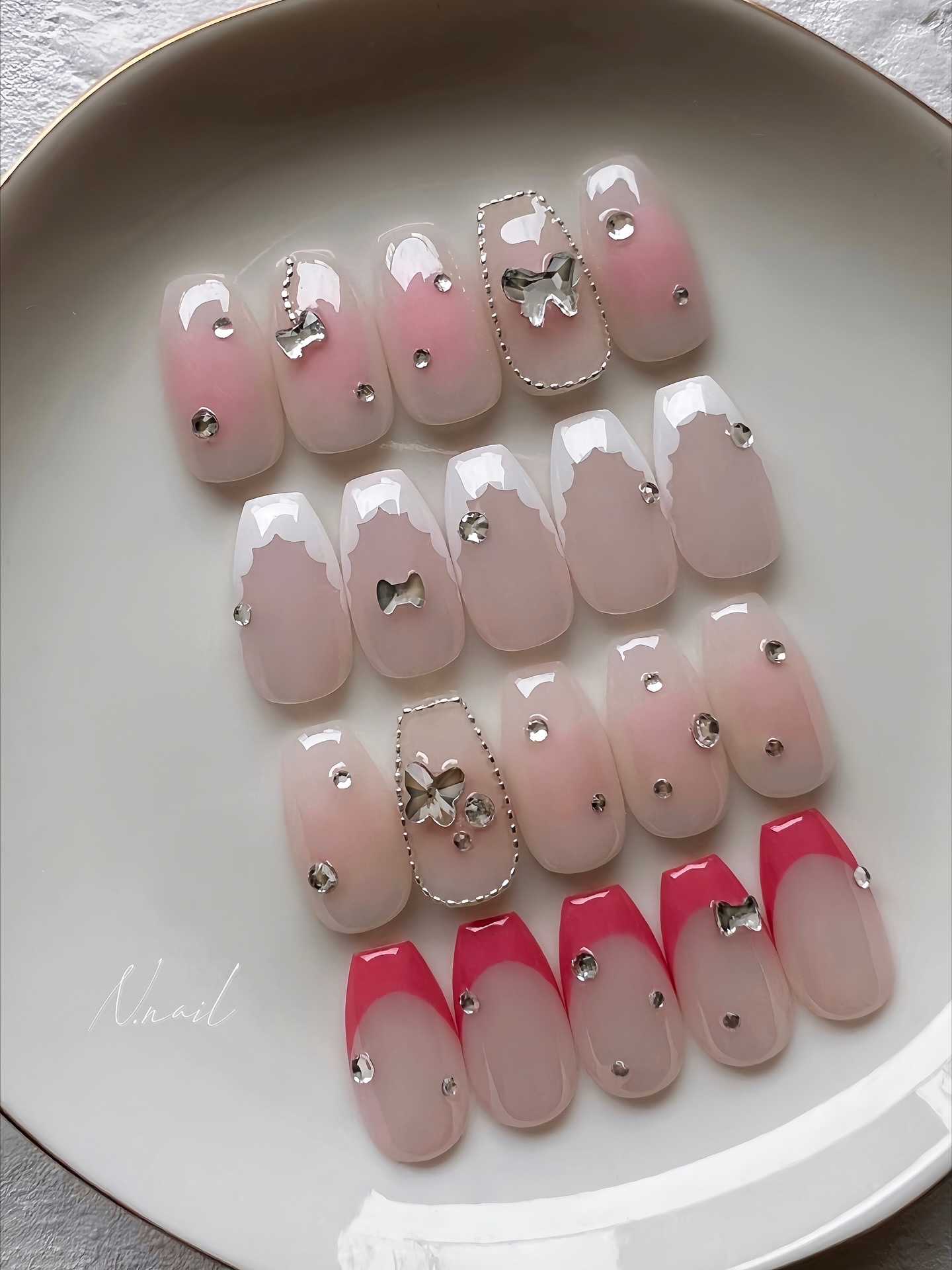 Tap Gradationとストーンセットで🫶
⁡
フィクサースティック付きで色んなストーンの
入ったセット☺️
埋め尽くしネイルにも✨
⁡
⁡

⁡
⁡
#ワンホンネイル#埋め尽くしネイル#キラキラネイル#ビジューネイル#囲みネイル#リ