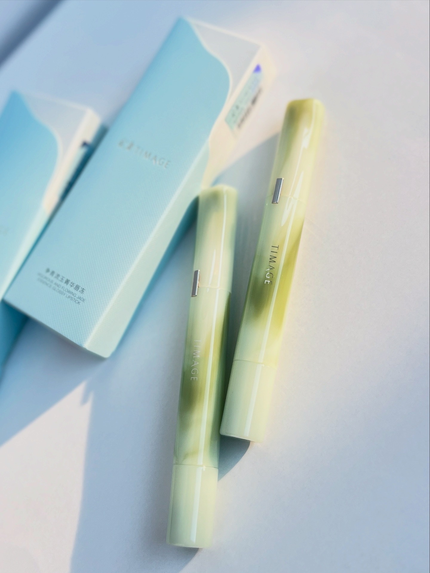 □ 潤いのあるふっくらした唇に
□独自の成分配合
　水感の軽さと透明感のある輝き
□柔らかな清涼感
　ベタつきや不快感ゼロ
□28日間で唇のシワを薄くし、
　本来の弾力と柔らかさを取り戻す
□玉石からインスピレーションの
　かわいいパッケー