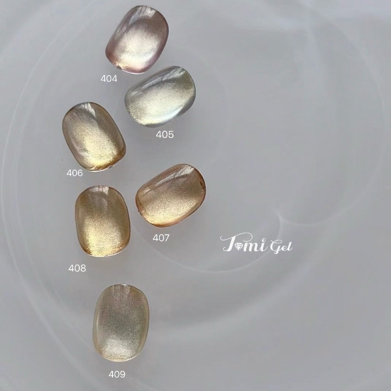 @tominail.japan 
8/25（月）10:00～
⁡
GOLDE MAGNETGEL
新商品6色（各色2g）
⁡
秋冬に可愛いゴールド粒子のマグ☺️✨
⁡
▸6colorセット　4,644円（税込）/送料無料
▸単品860円（税