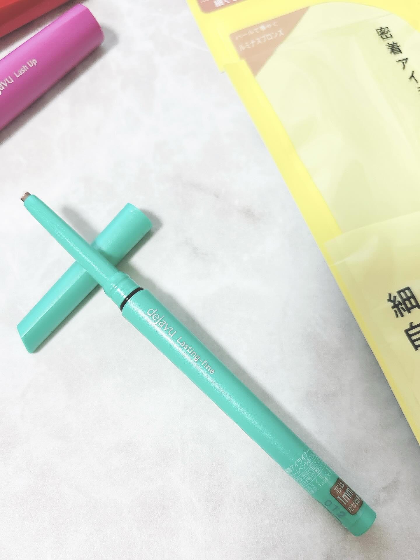 ＼8色のパールでキラキラ✨ブロンズ／

10月発売の限定色、ルミナスブロンズ！
キラキラ上品にきらめく絶妙なブロンズカラー。８種類のパールを組み合わせてこの色を出してるんだって。
楕円形の芯で細くも太くも自在。なめらかに描けて発色◎で1日経