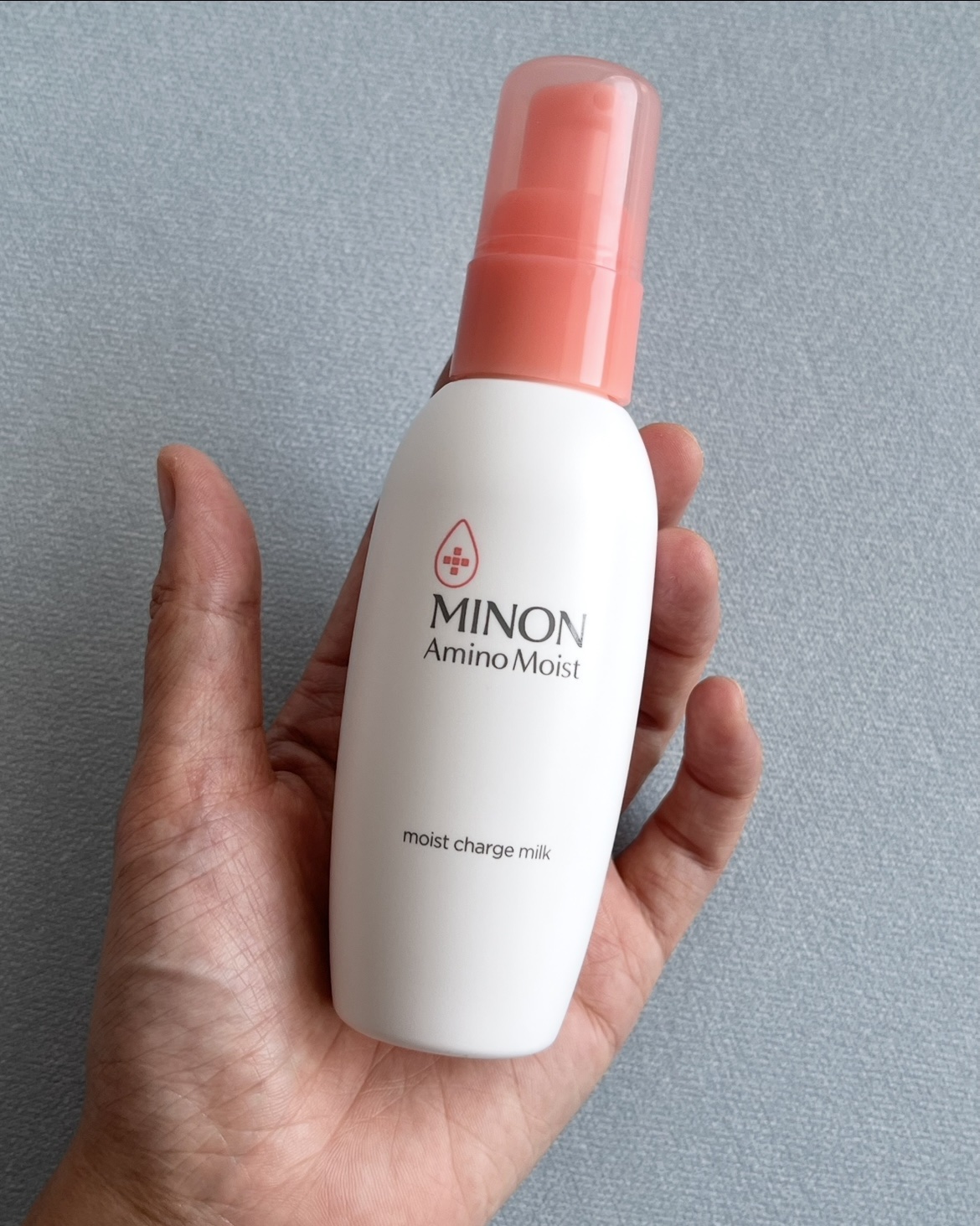 「ミノン」さまから商品提供をいただきました。

#LIPSプレゼント

肌のカサつきをどうにかしたい！と
悩んでいた時に出会えた乳液です。

テクスチャーはなめらかリッチで、
伸びとなじみが良いと感じました。

しっとりした使用感なのにベタ