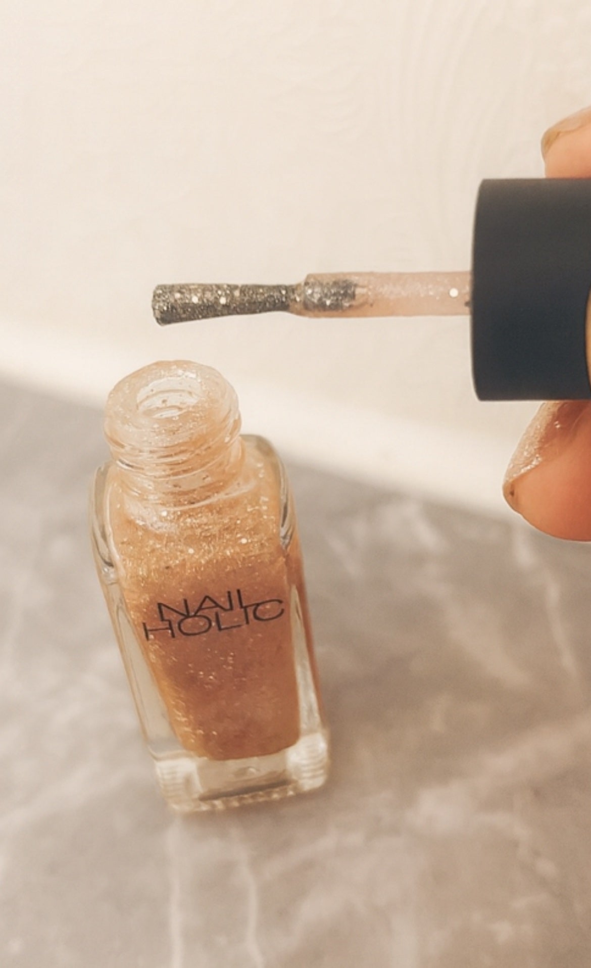 ひふみレイキ💫フォロバ♾️ on LIPS 「セルフネイル特訓中のひふみです🤭#花火級の忍ばせラメ今日のネイ..」(2枚目)