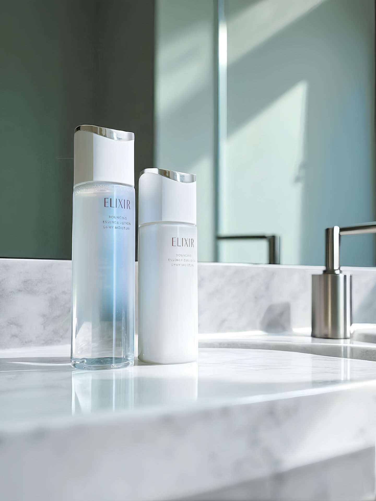 ⁡
 
十代のころ、スキンケア広告に踊る
【ハリ】という言葉がどうにもピンと来なかった
エリクシールも母より上の世代のものだと
全くと言っていいほど興味がなかった
⁡
⁡
⁡
三十代後半、鏡の中の自分に大きな変化は見えない
輪郭もまだ崩れて