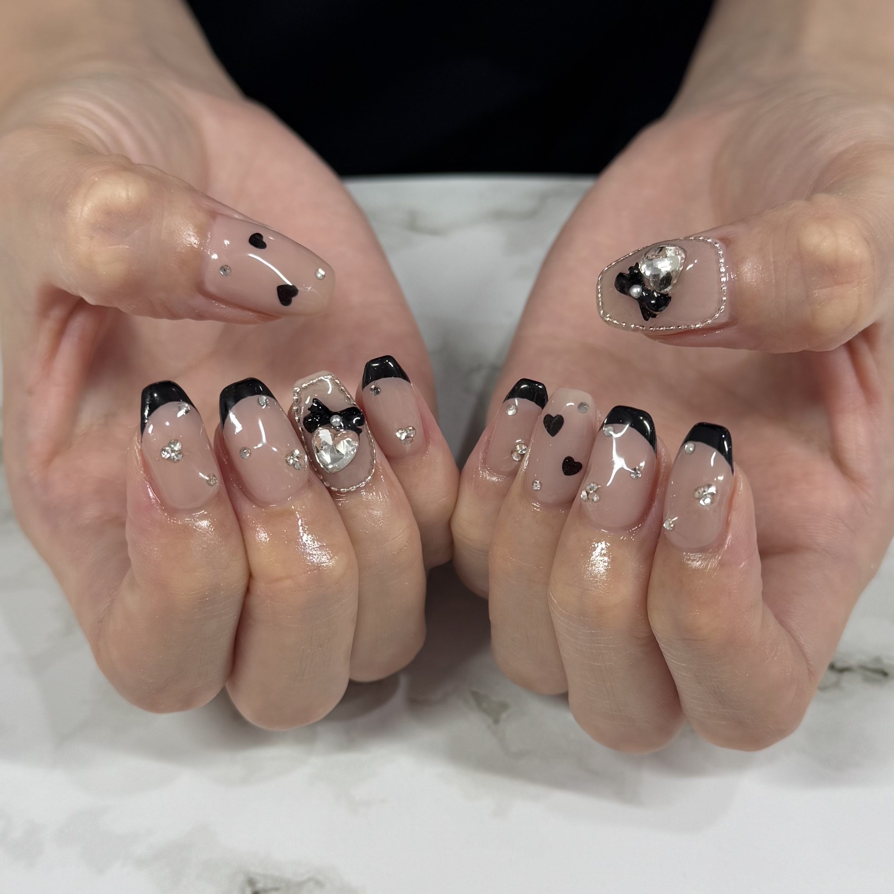 #ネイル,#ピンクネイル,#ブラックネイル,#ドットネイル,#ハートネイル,#フレンチネイル,#シンプルネイル,#韓国ネイル,#セルフネイル,#キラキラネイルのネイルデザイン