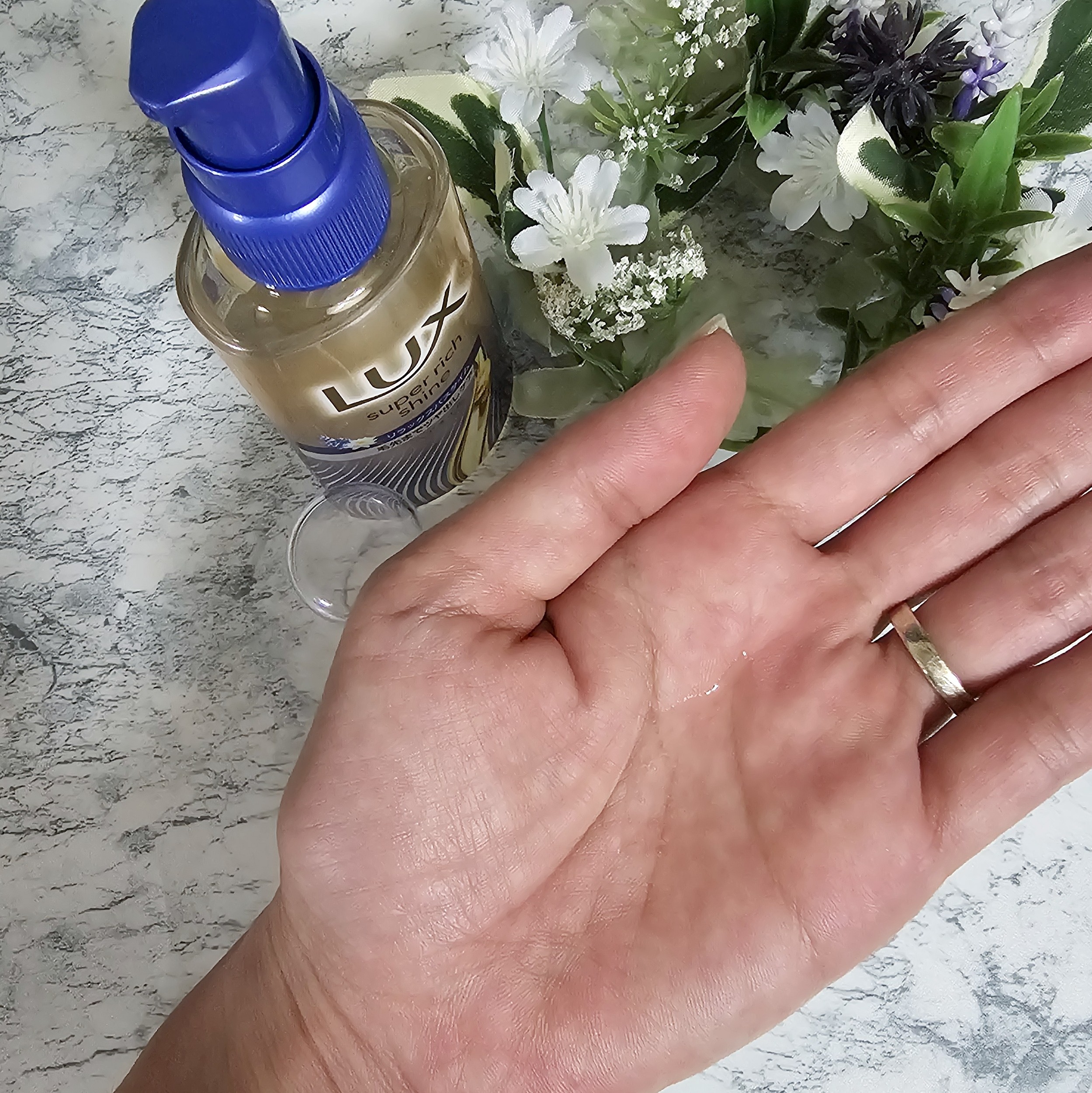 ラックス　スーパーリッチシャイン リラックスナイトケア　まとまりヘアオイル/LUX/ヘアオイルを使ったクチコミ（3枚目）