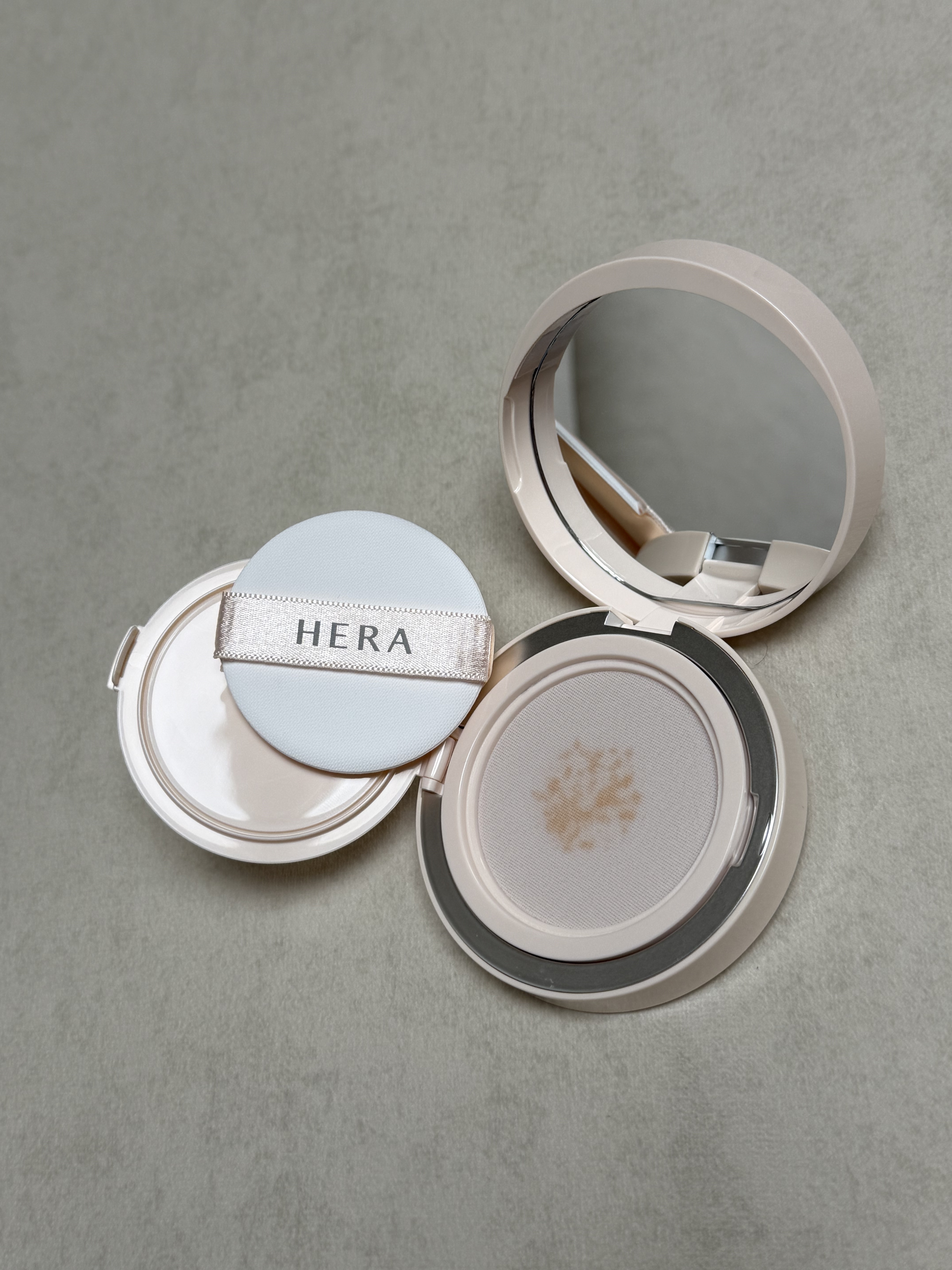 「細やかなメッシュで叶える、ヘルシーなツヤ肌。」

数日前に海に行って日焼けしてしまったのですが、ヘラのリフレクショングロウクッションを使ってみて感動しました。

メッシュがとても細かくて均一にファンデーションが取れるので、仕上がり