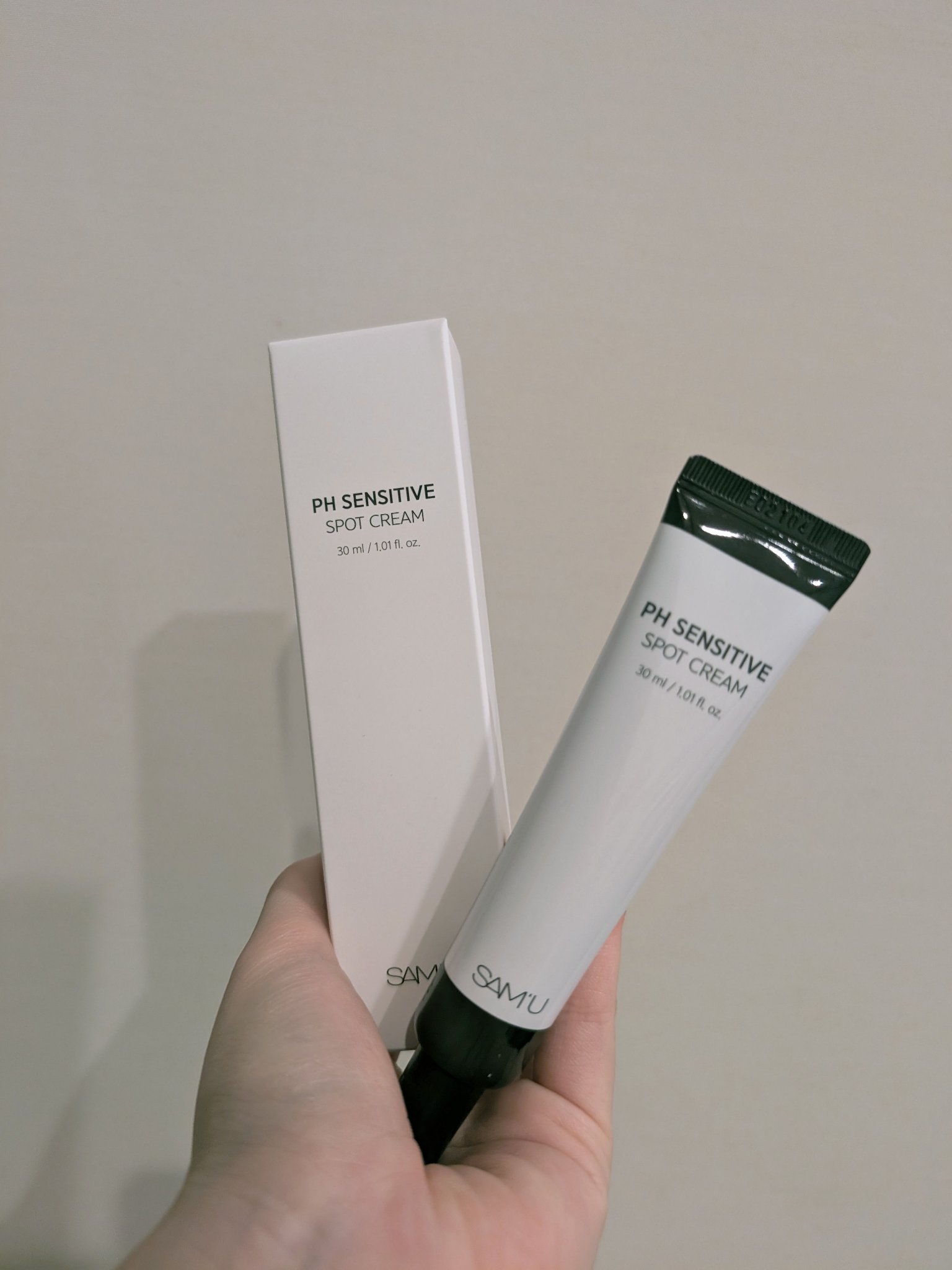 サミュ
センシティブミスト100ml

ミストが細かくて、シュッとして使うのですが、メイクの上からでもスキンケアする時にも使えるなと思いました✨️
けで肌にスーッと馴染むのが気持ちいいる
しっかり潤うのにベタつかず、日中のメイ
ク直しや保湿