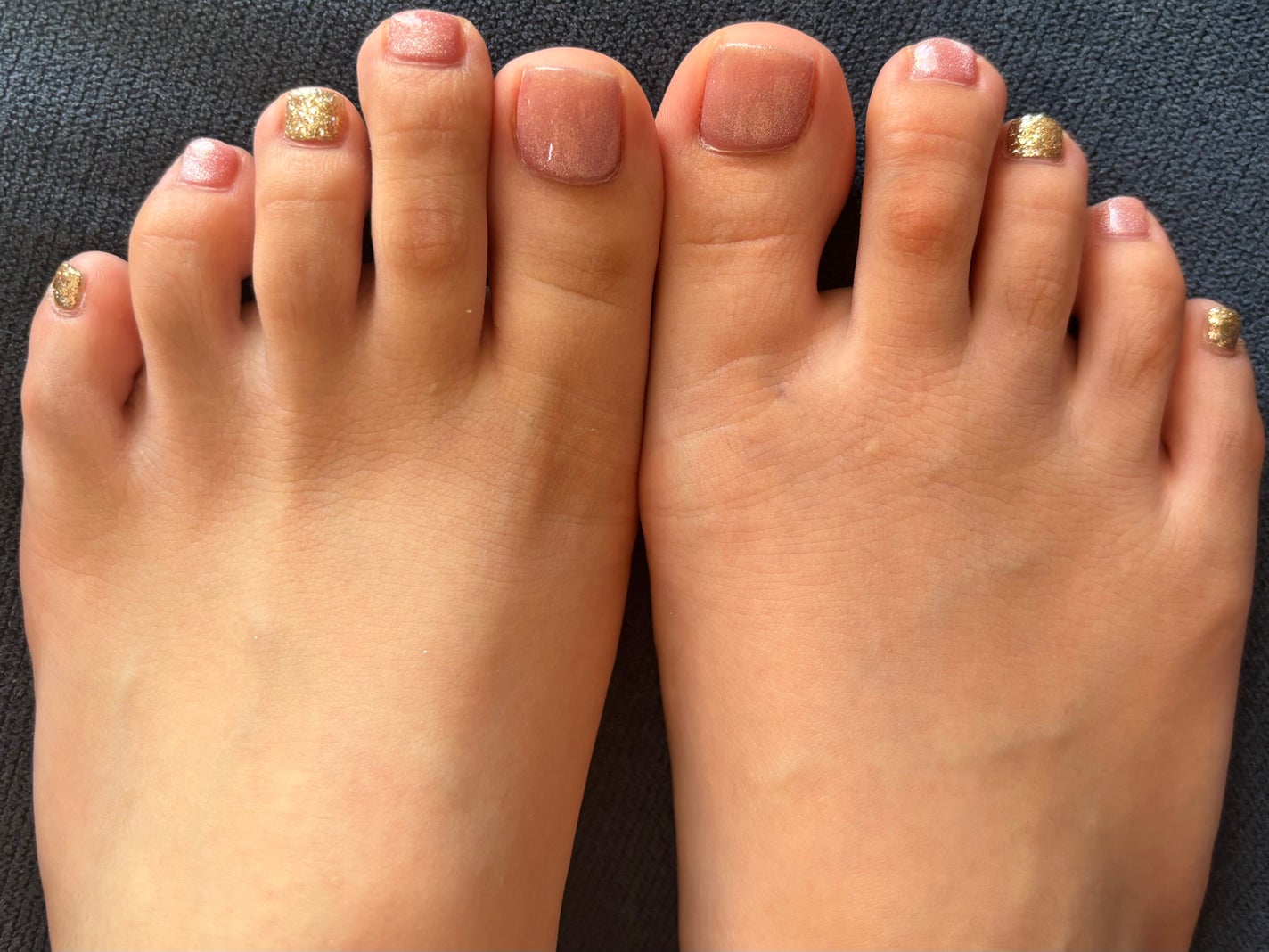 ERIKA on LIPS 「新しいネイル。今回はハンドとフットを一緒に変えた💅🏻ハンドはベ..」(3枚目)