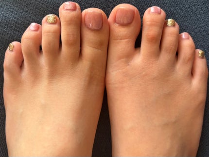 ERIKA on LIPS 「新しいネイル。今回はハンドとフットを一緒に変えた💅🏻ハンドはベ..」(3枚目)