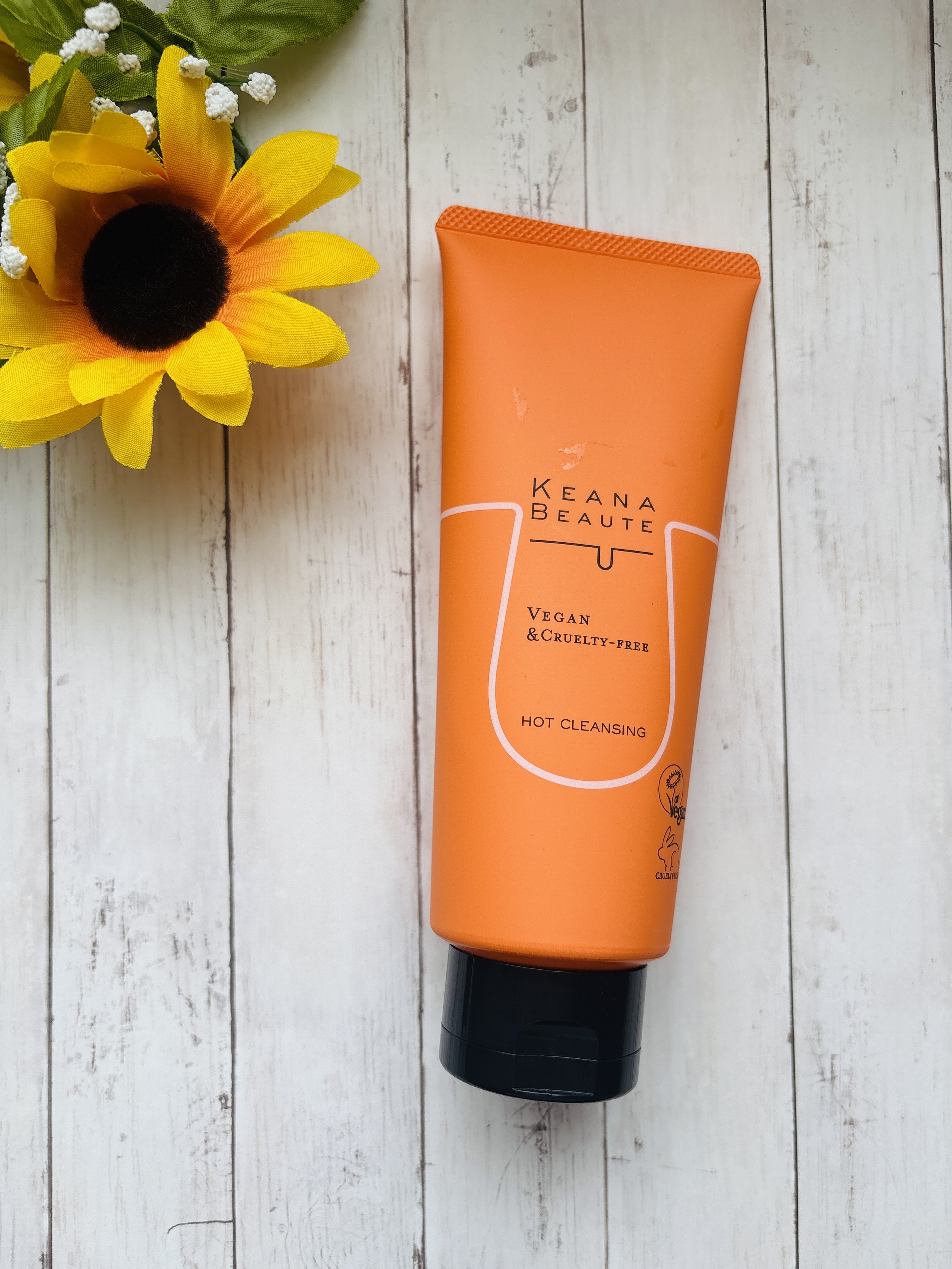 🔶ケアナボーテ あつめの毛穴ホットクレンジング🔶
医薬部外品
180g
香り：ボタニカルアロマの高貴な香り
使い方：顔と手が乾いた状態でマスカット粒大を手に取り、顔全体に広げた後、くるくると円を描くようにマッサージしながらメイクとなじま