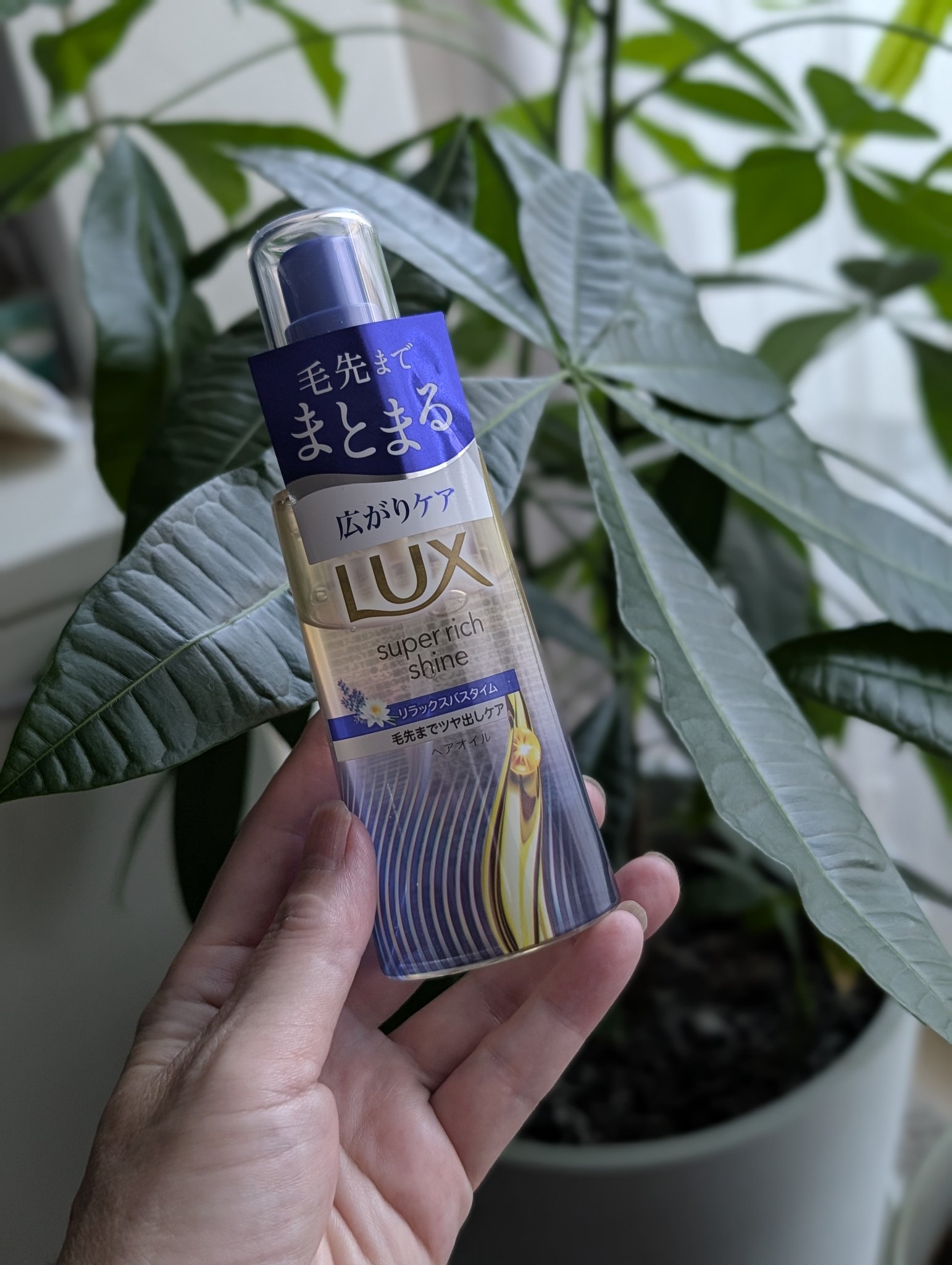 先行で使わせていただきました。

シャンプーした後のタオルドライした後、ドライヤーの前に使ってます。
夜はベタつきは嫌なのだけれど、馴染んでベタつきなし。
ドライヤーをきちんとかけるとまとまり良くて、朝も割とキープされていて、朝楽です。香り