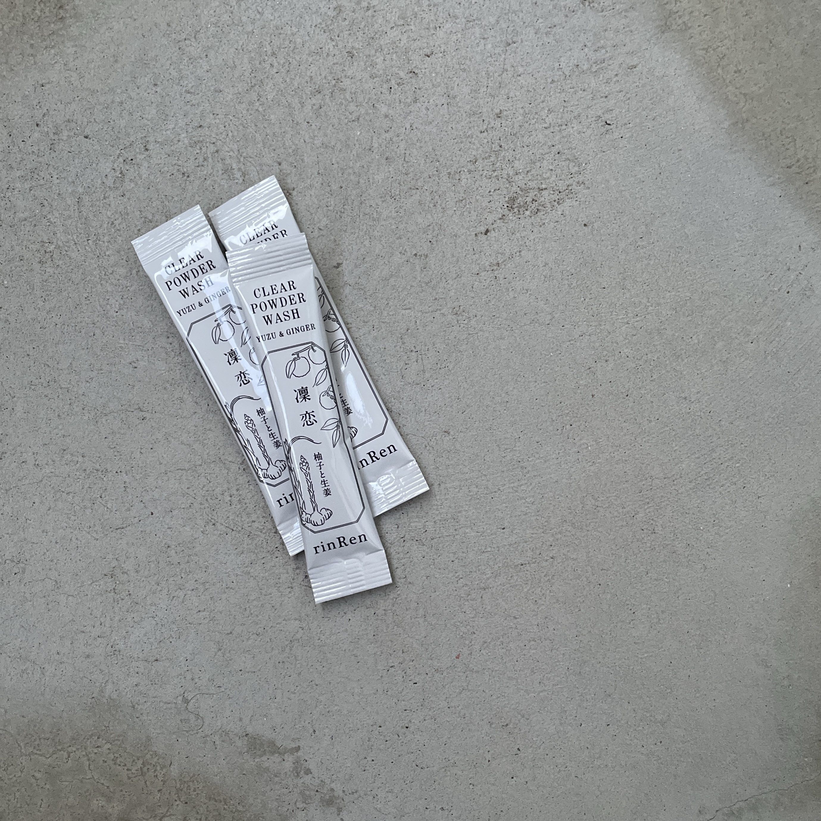 rinRen凛恋▸▸クリアパウダーウォッシュ 
ユズ&ジンジャー

20包入り

"国産酵素使用で
     古い角質･角栓をケアし、くすみをオフ"

ドラックストアで70%オフになってたので購入してみました！

柚とジンジャーの香りがとて