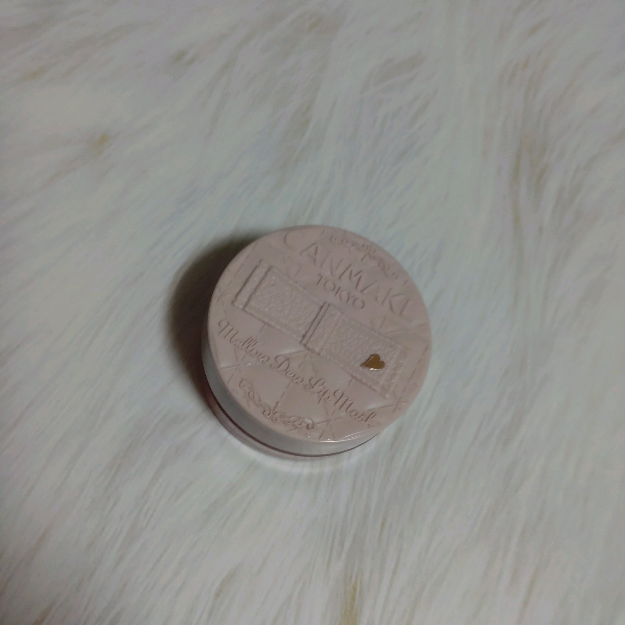 ラーメン食べても保湿されてた

見た目がまず可愛い
そして内蓋とスパチュラ付きの便利さ&指を入れなくていいので衛生的

柔らかくとろける感じで少量で伸びもよく、しっとり保湿でした
手の甲に出して塗ってるけど、外なら筆持ち歩いたほうがいいのか