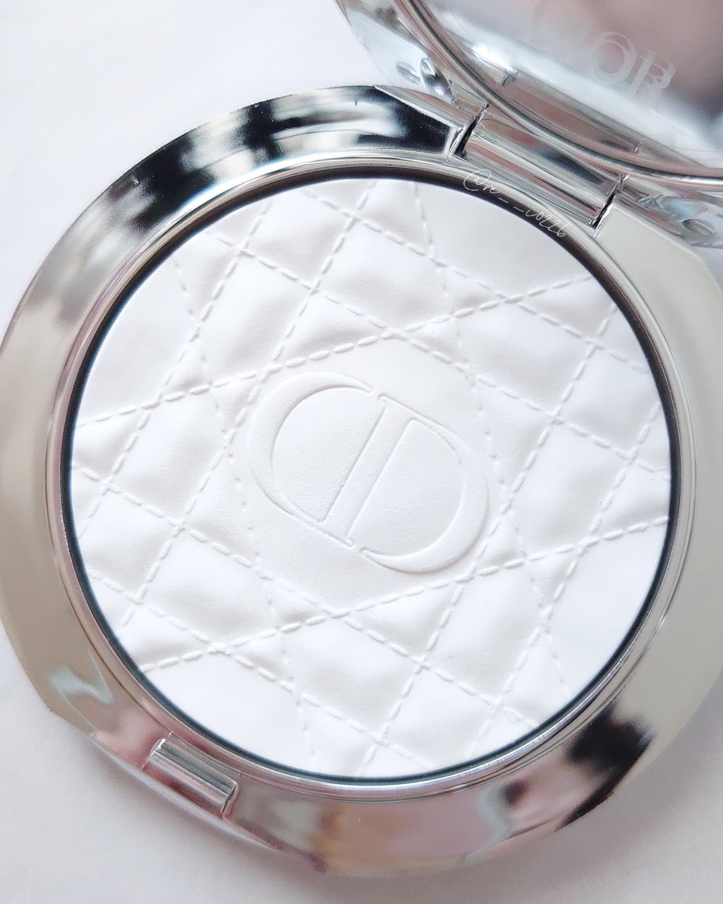 ディオールスキン フォーエヴァー ヌード ラディアント フィルター/Dior/フェイスパウダーを使ったクチコミ（3枚目）