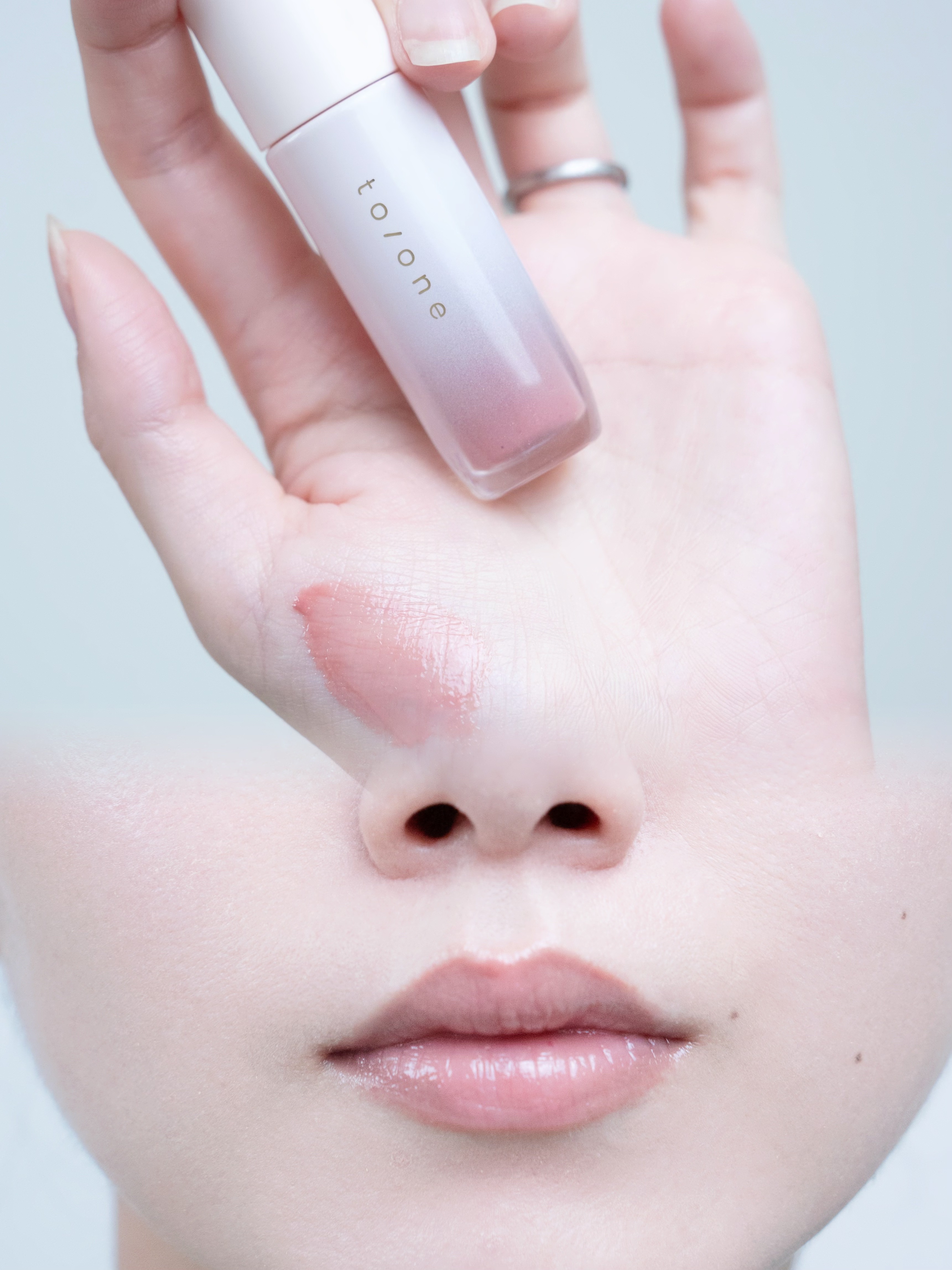 トーン ペタル ブルーミング グロス/to/one/リップグロスを使ったクチコミ（1枚目）