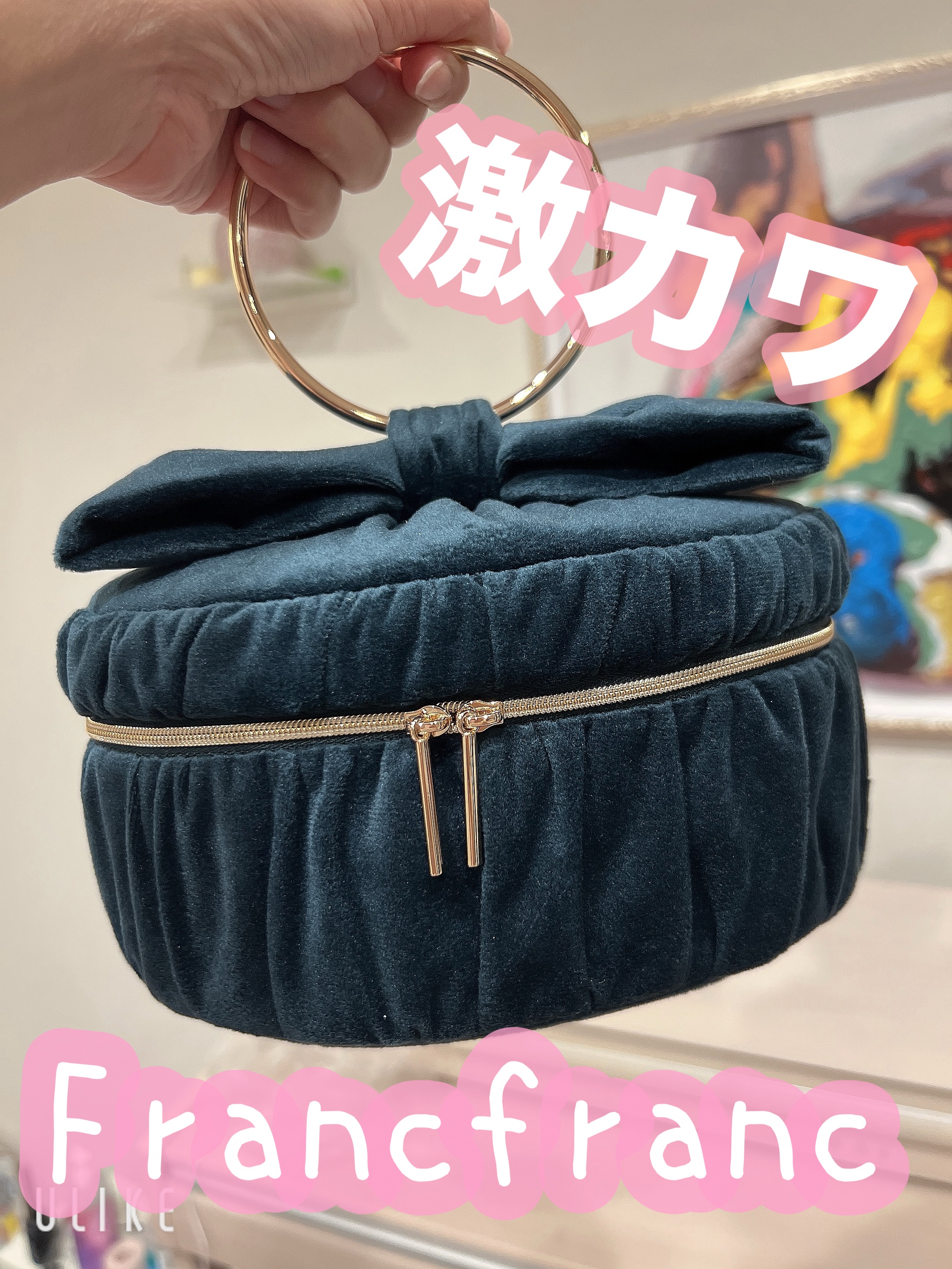 一目惚れ💜
この色がめっちゃ高見えでセレブ感溢れる！

使い勝手もいいよ！
サイズは2サイズあって小さい方を買ったよ!
あとは普通のポーチがあった！
色々揃えたくなる💜

ちなみに！
説明によると画像のようにゴールドの丸を取ってにしちゃ