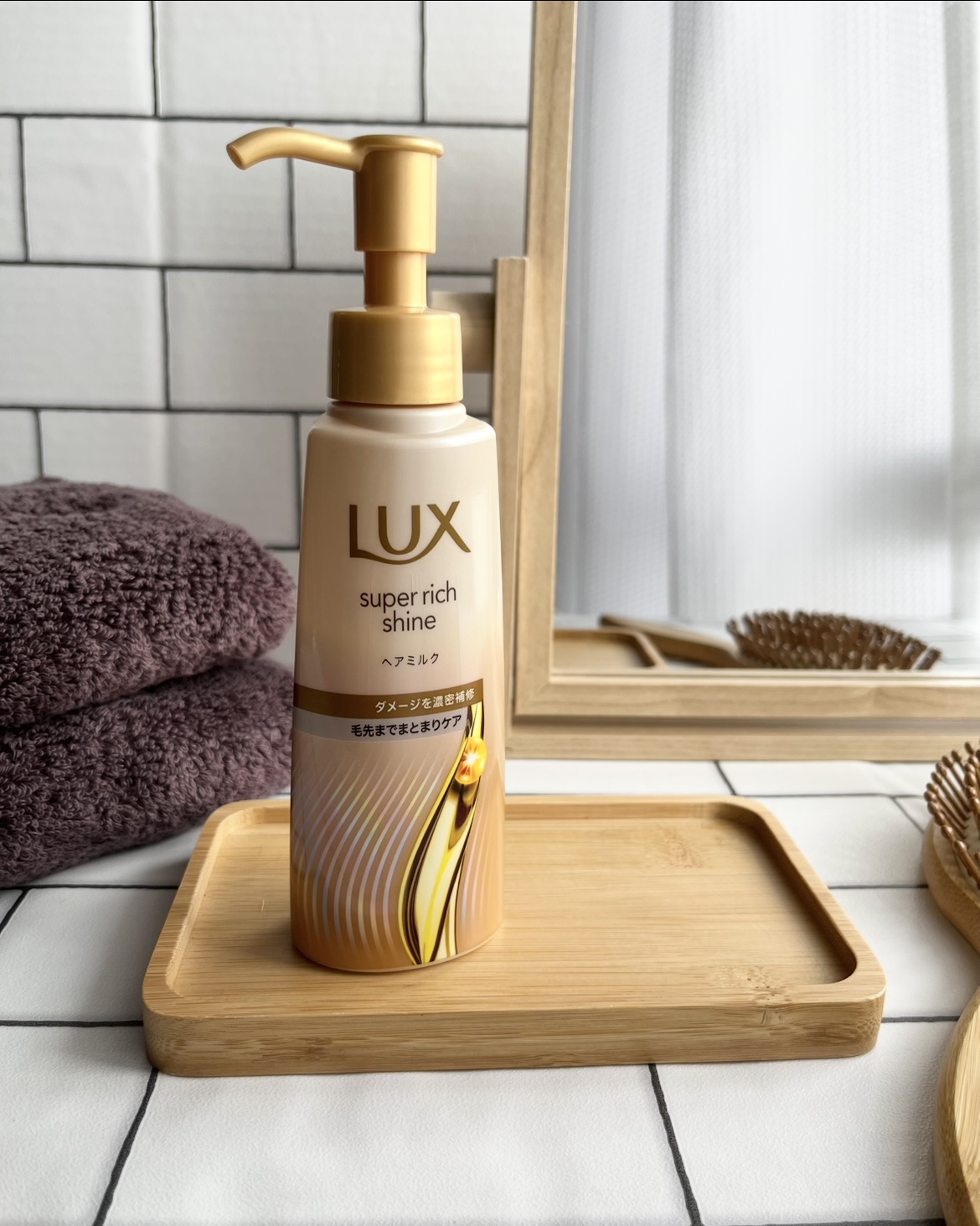 華やかな香りと
なめらかなテクスチャーが自分好みだと思えました。

毛先までするんとまとまるのに
ベタつきやぬるつきのない
軽やかな印象に仕上がっていい感じ！

また洗練されたパッケージデザインも気に入っています。

リピートを検討中です(