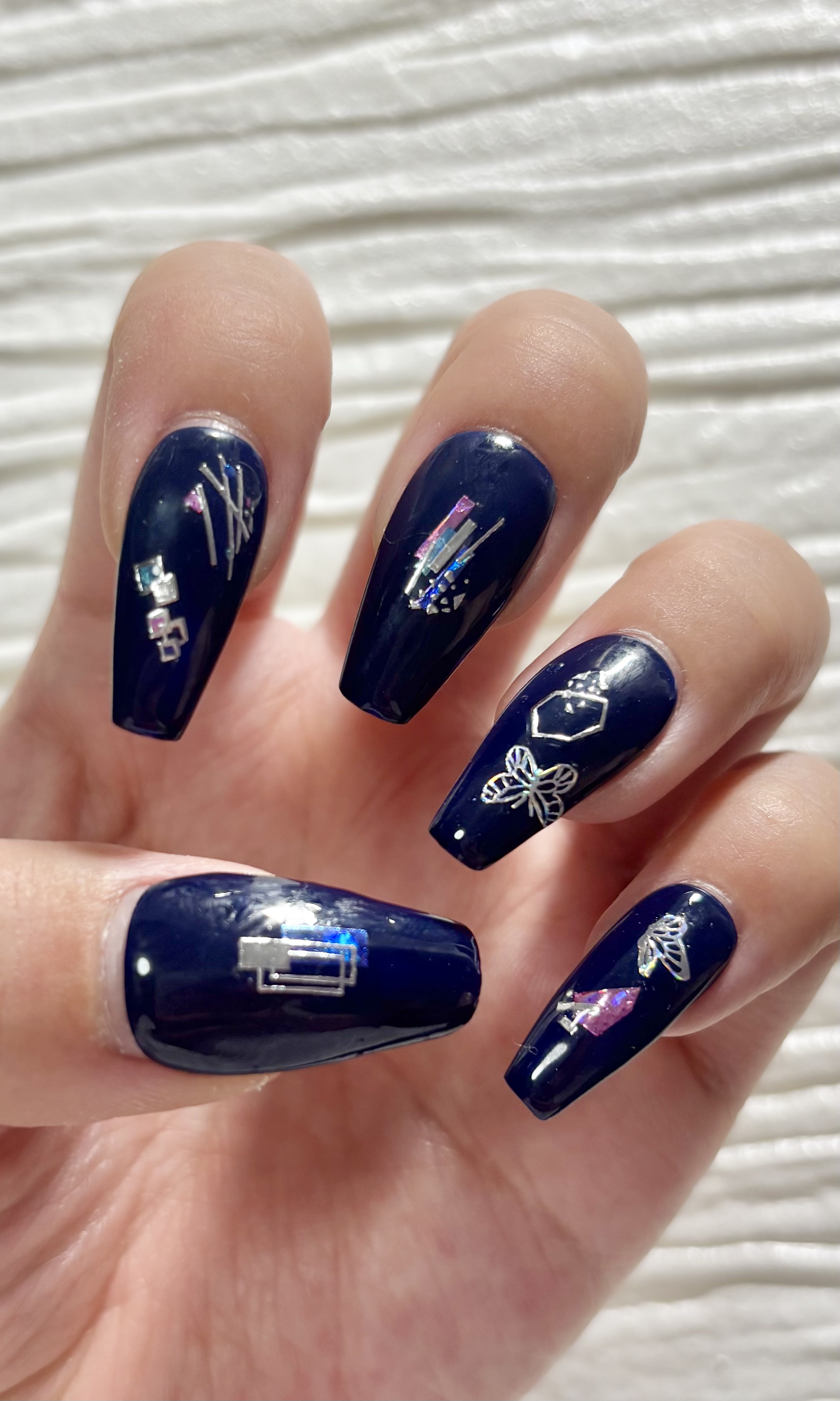 ネイル変えました！

チップなのでネイルグルーでつけてます！

今回はネイビーです！