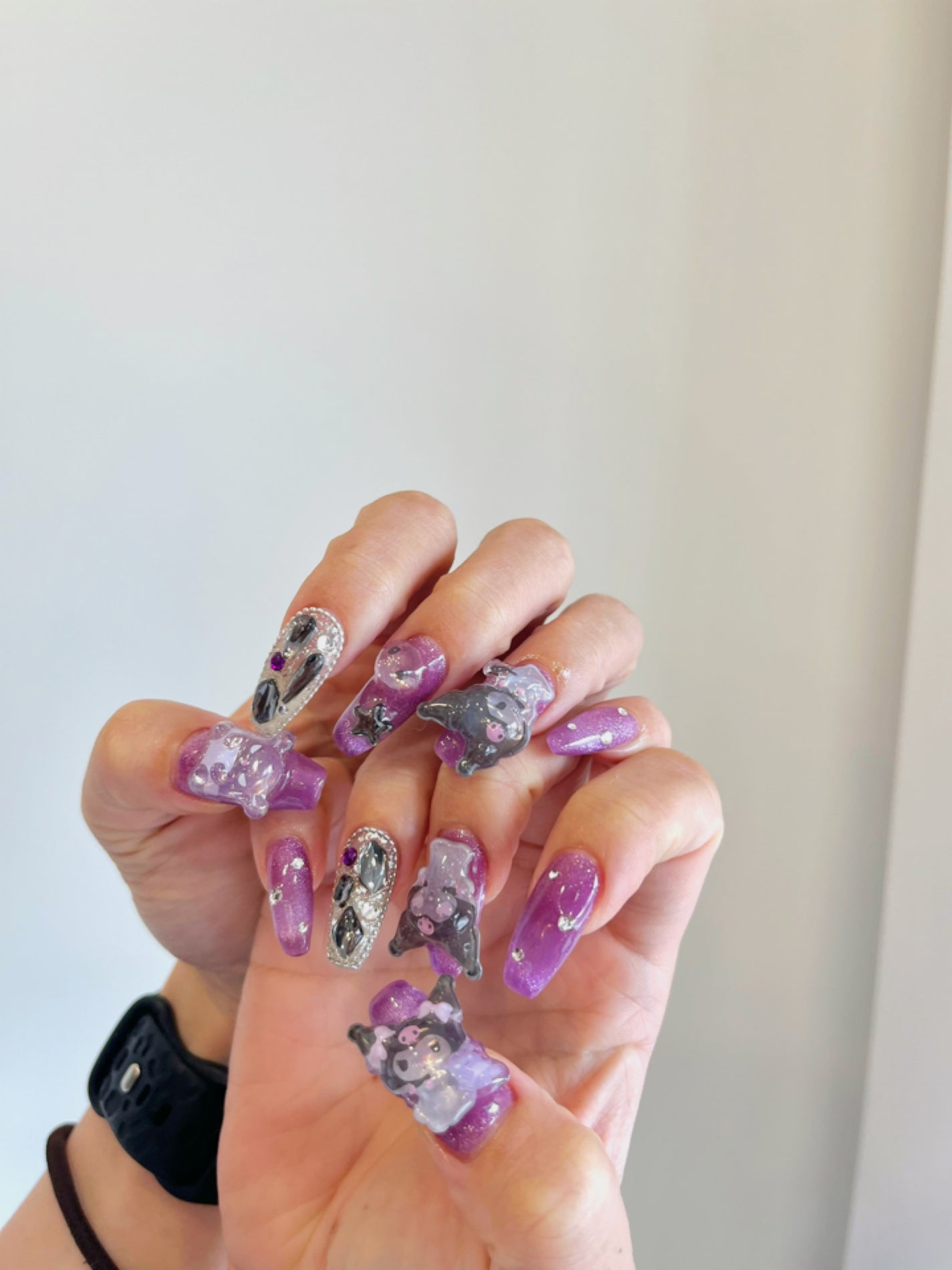 優依 on LIPS 「おにゅうのネイル💅✨流行りのボンボンドロップシールを使って🫶🏻..」(1枚目)