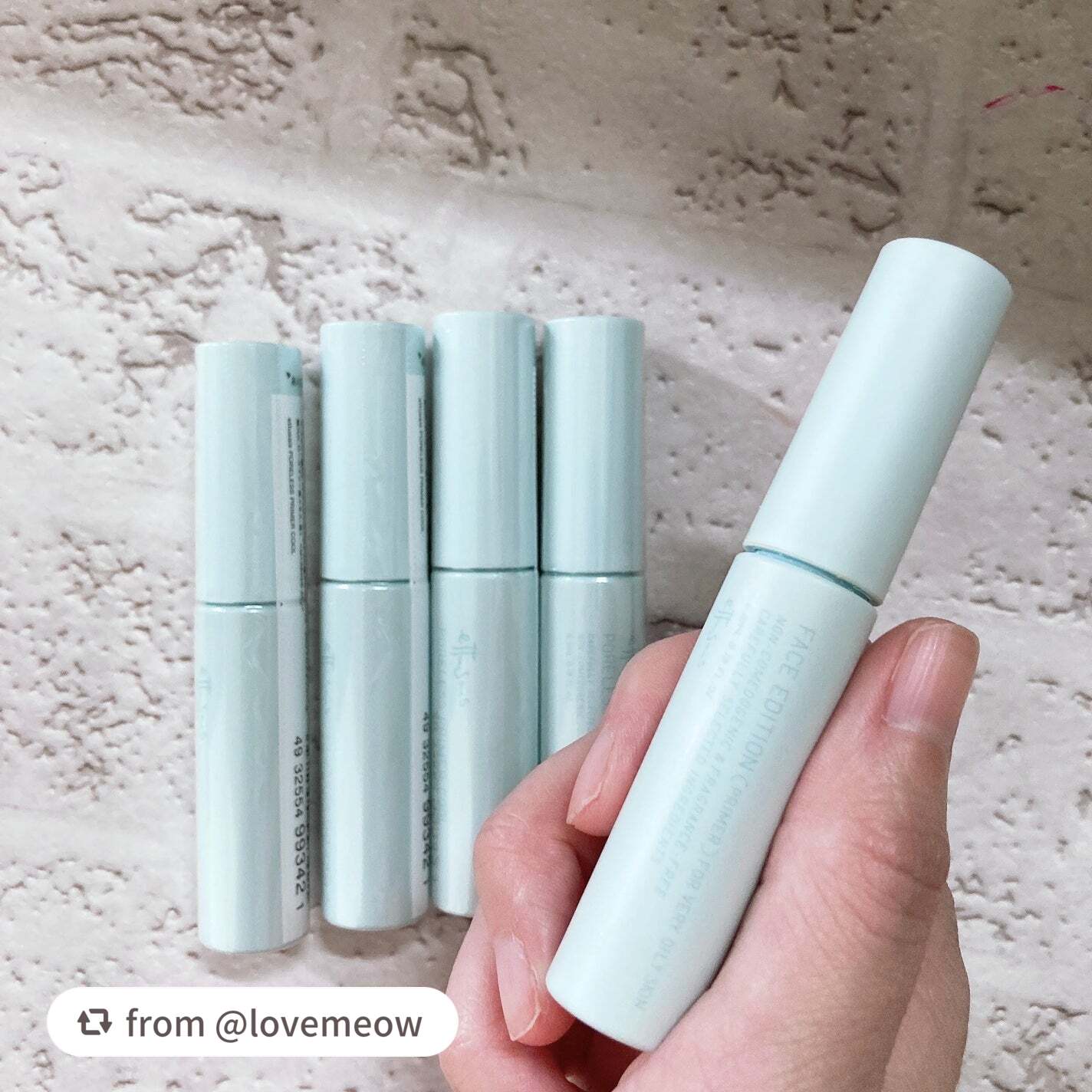 【lovemeowさんから引用】

“#コスメ購入品
#エテュセ 
ポアレスプライマー クール

超オイリー肌、もうこれないと夏は過ごせない😉😉😉

とにかくテカリを抑えてさらさらに。

毛穴もぼけるし清涼感も◎
ハケタイプなのも使い