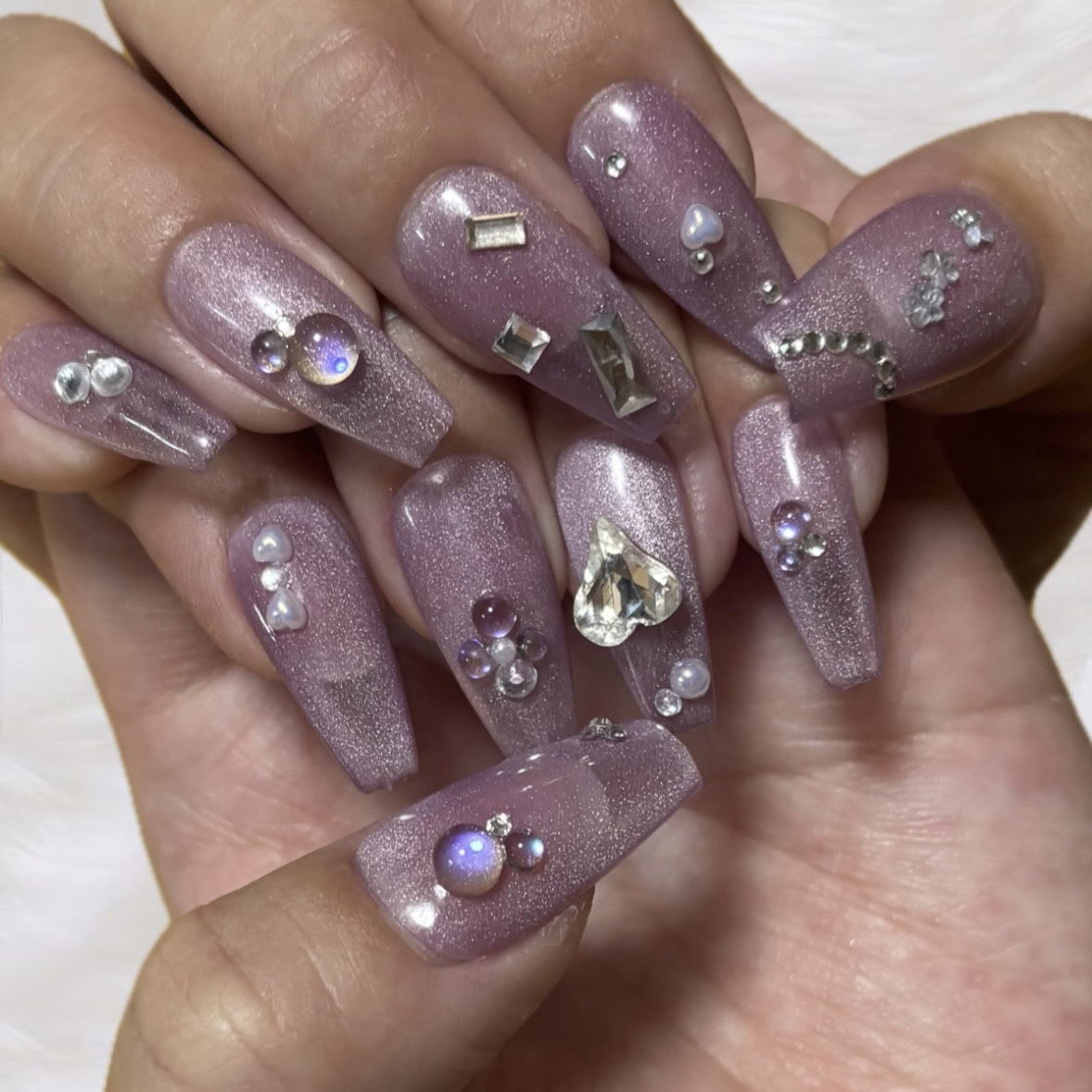 過去ネイルです！

この時はパーツをたくさんつけました😊

あまりやった事がないデザインに挑戦しました！