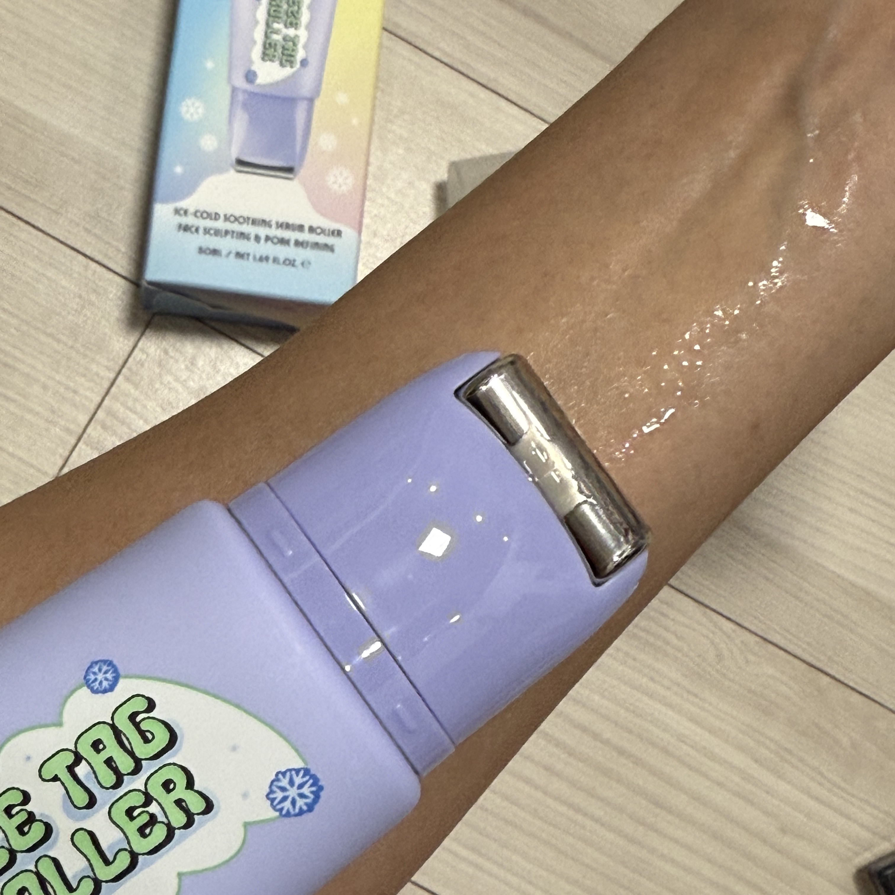 CHASIN’ RABBITS 
フリーズタグアイスローラー🐇❄️

ジェルがローラーからそのまま出てくるので、
肌に塗りながらマッサージできるのがすごく便利✨

ひんやり感でほてった肌がスーッと落ち着いて、
毛穴もキュッと引き締まる感じ